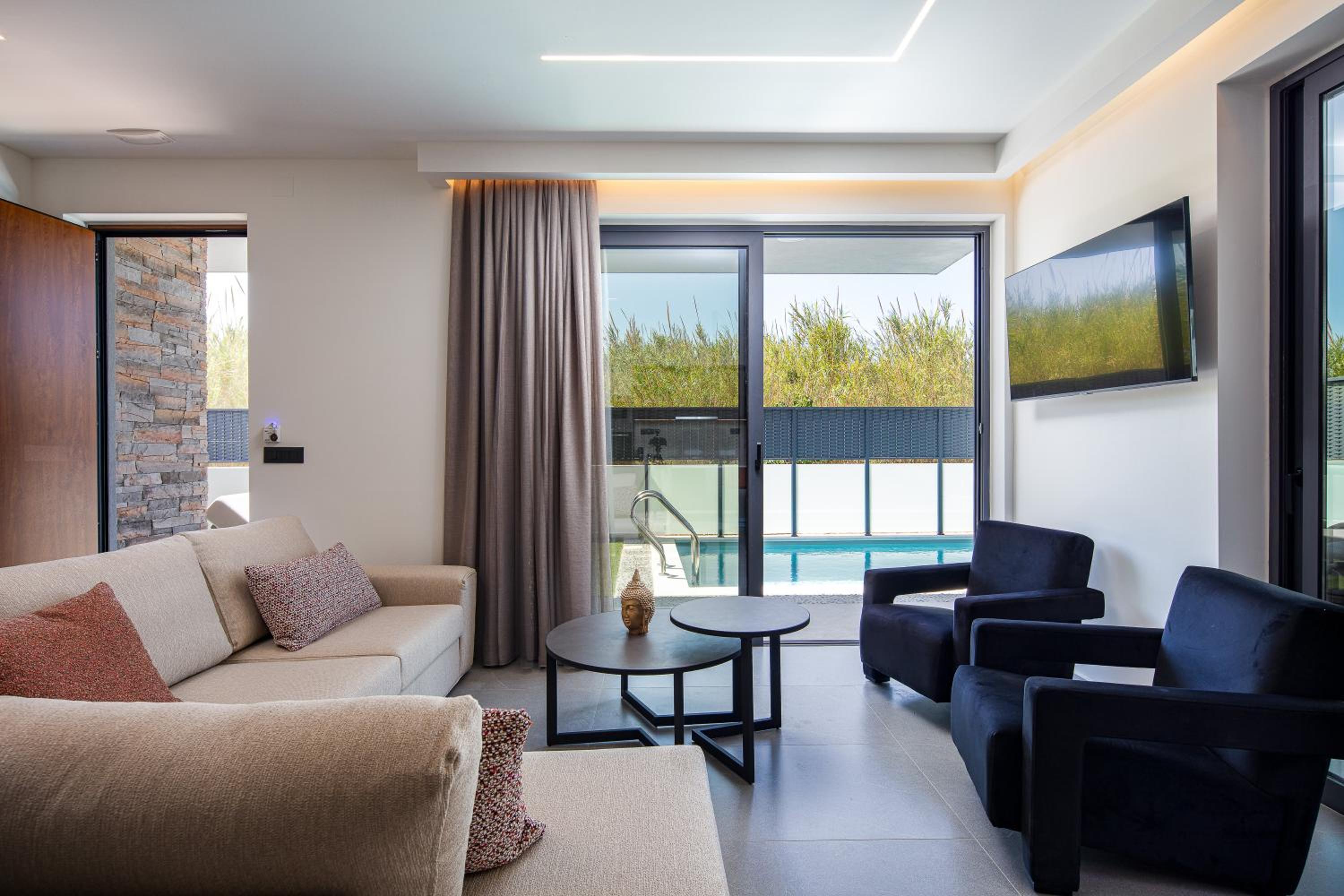 VillaSaints I Private Pool Villas, Walk to Beach, BBQ