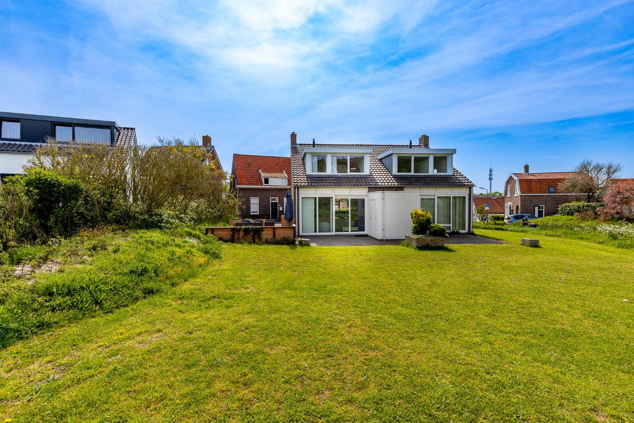 Hogehilweg 16 vakantiehuis, Direct onder de duinen - eigen parkeerplaatsen view 2