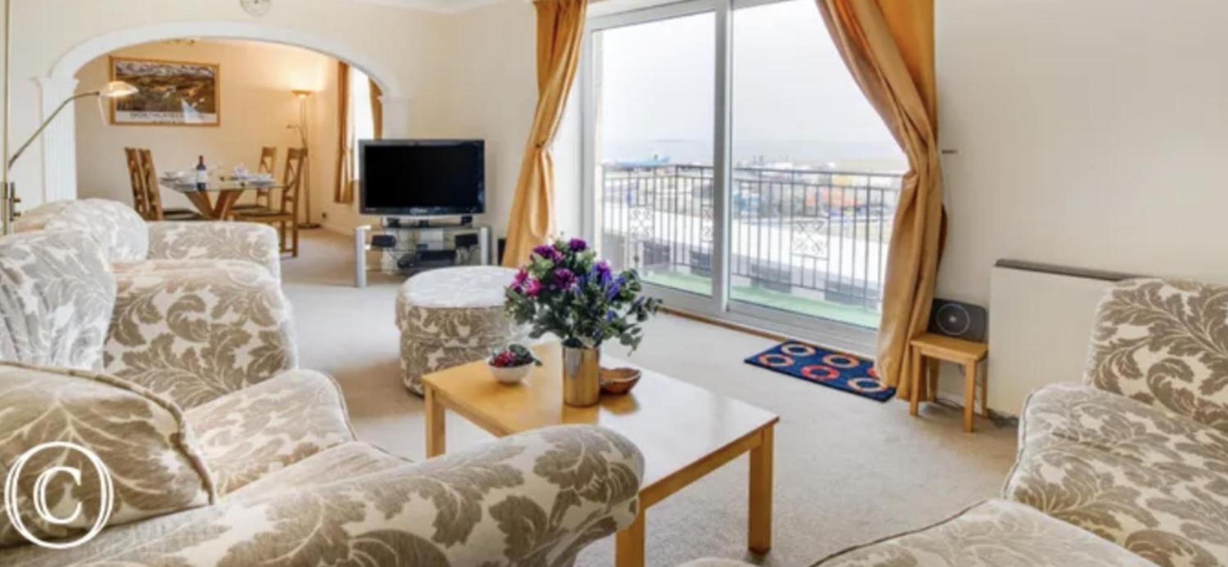 2Bed Maisonette-Sleeps 4-Balcony Sea views Wifi view 3