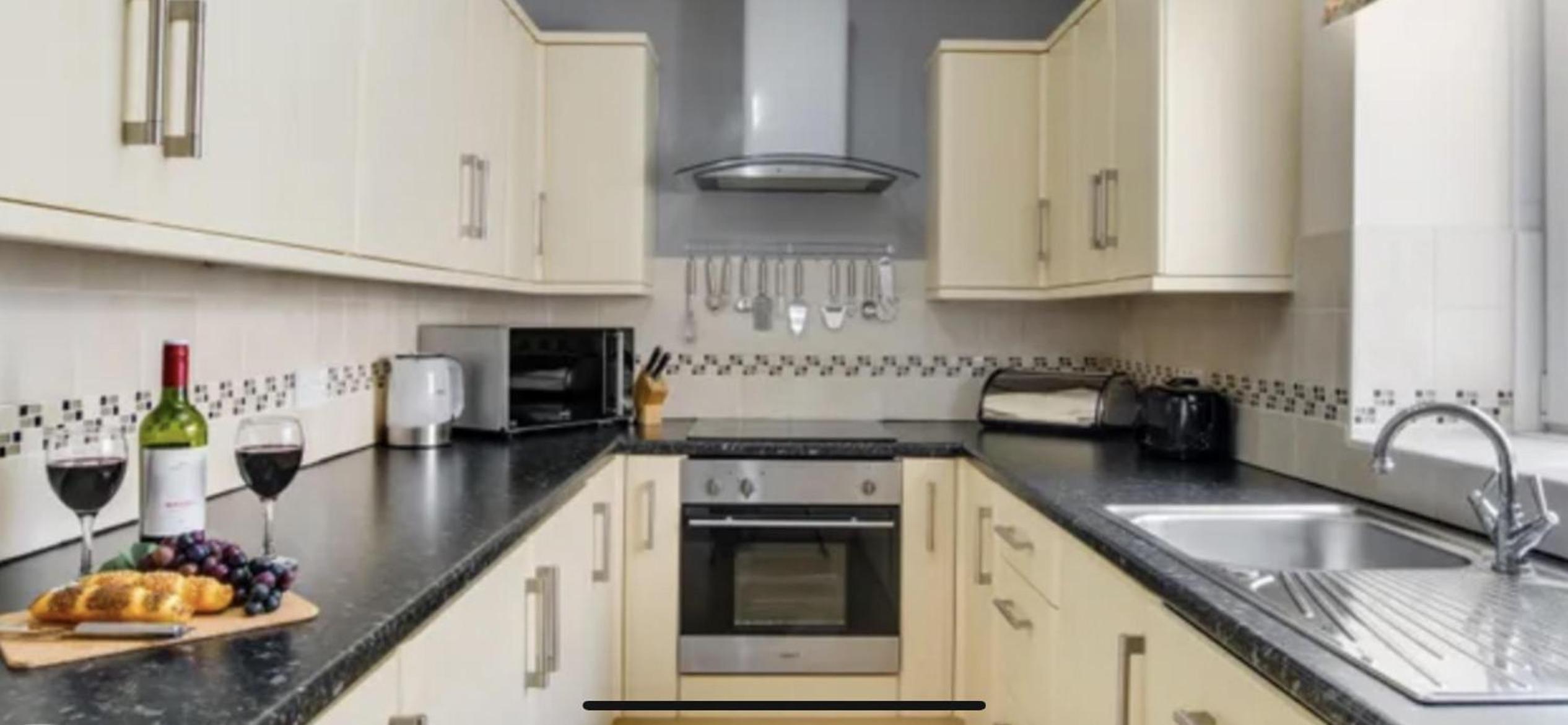 2Bed Maisonette-Sleeps 4-Balcony Sea views Wifi view 5