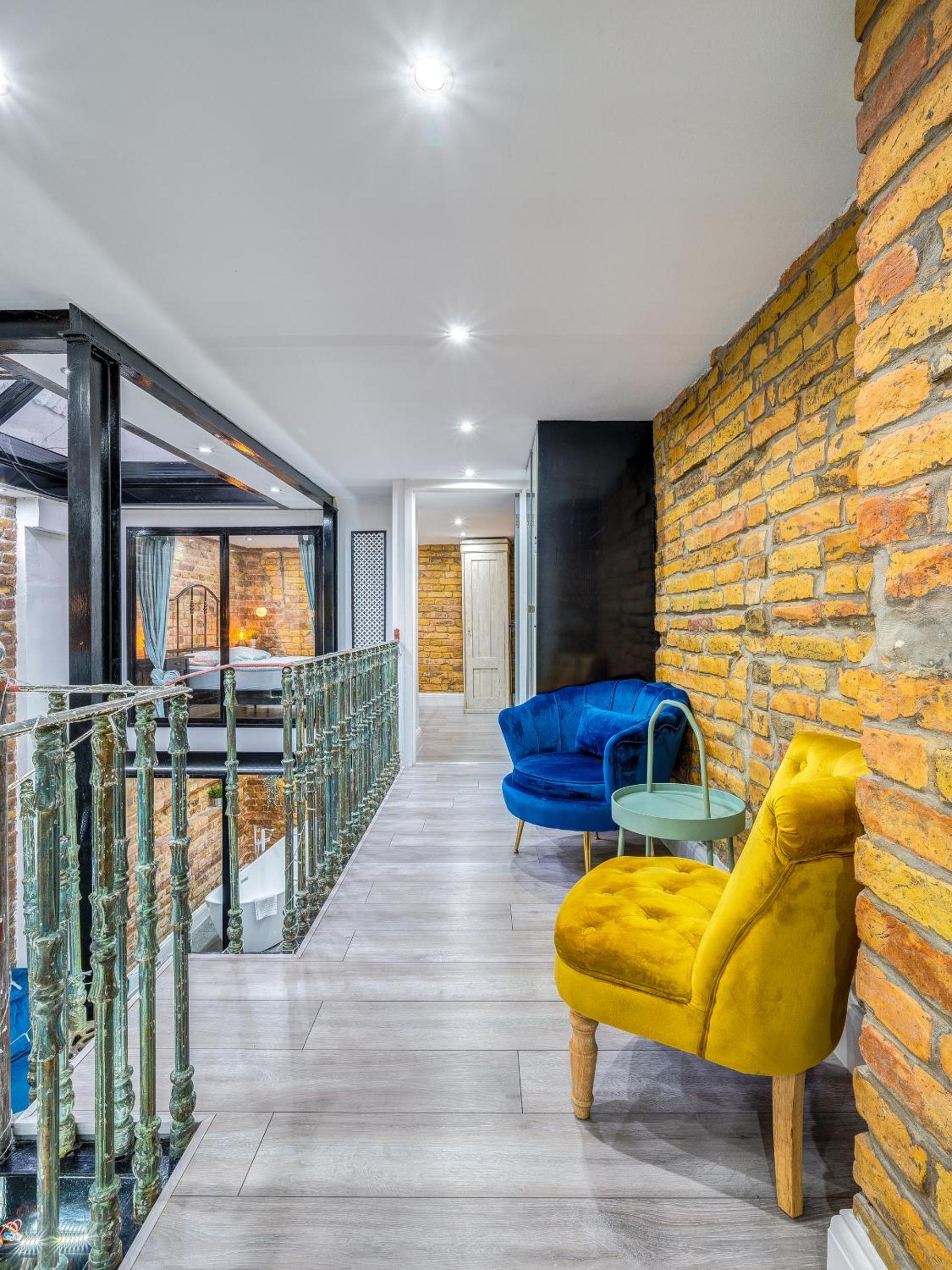 City Center Loft Haven: Modern Elegance