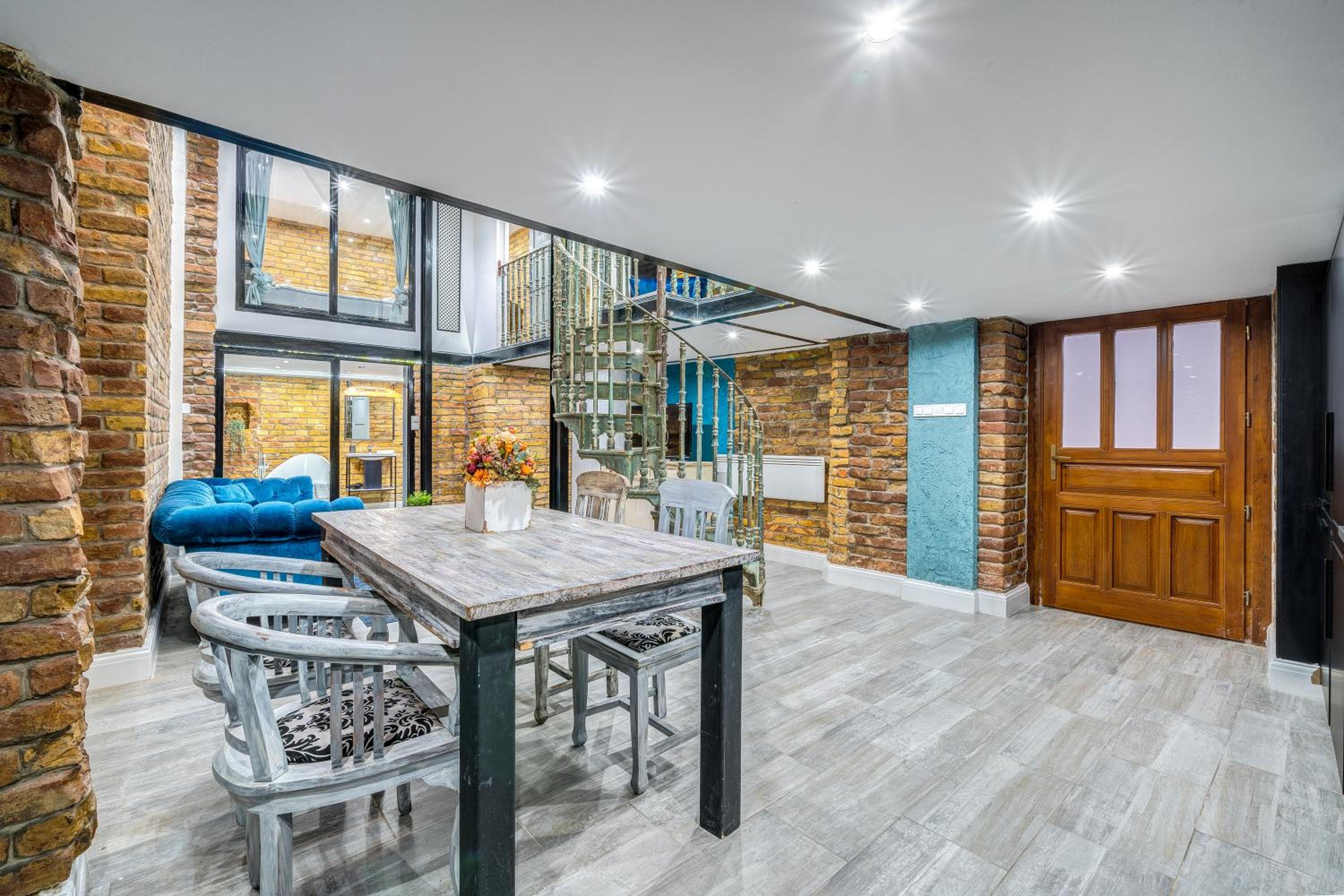 City Center Loft Haven: Modern Elegance