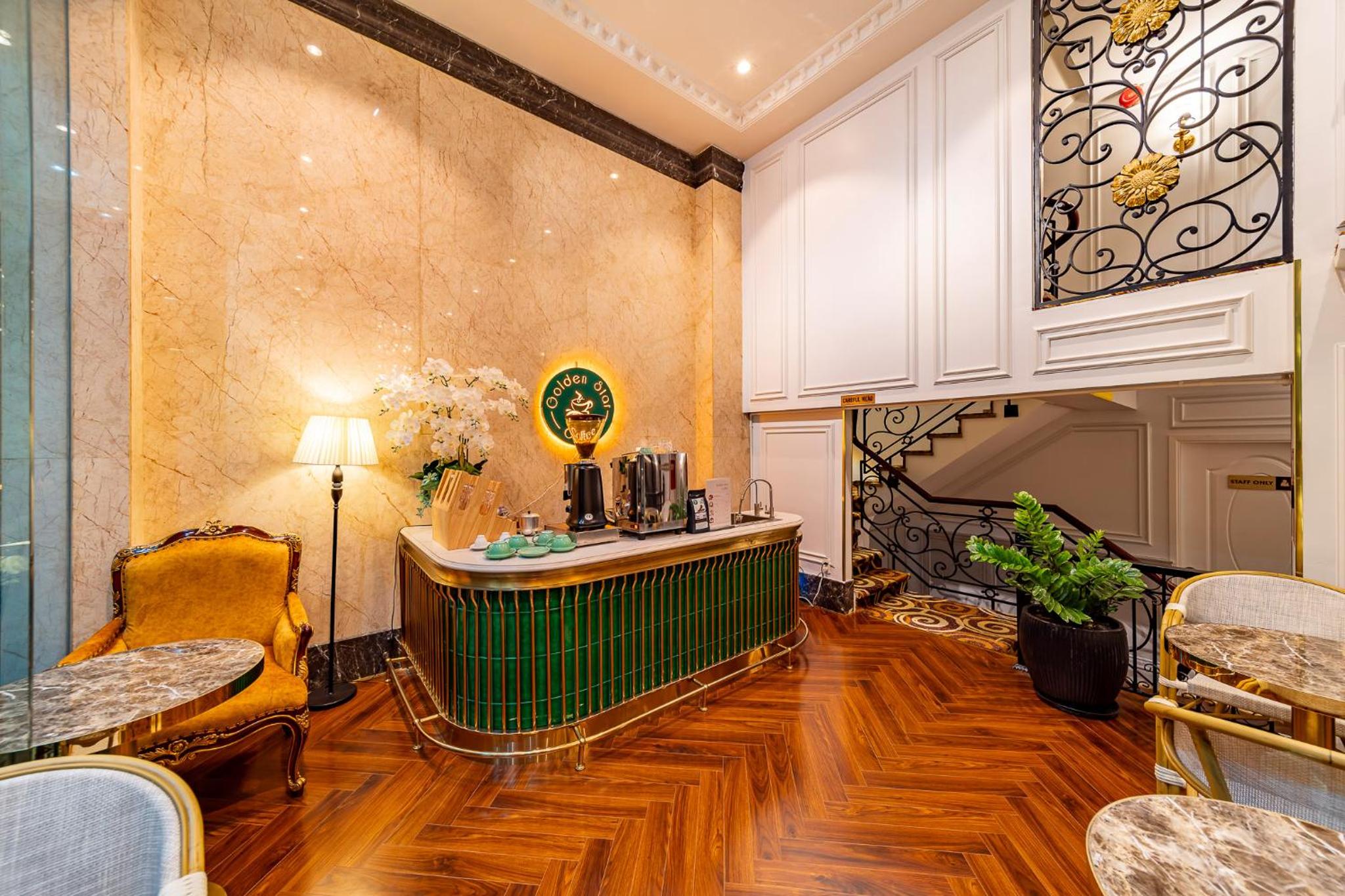Golden Star Apartment & Hotel