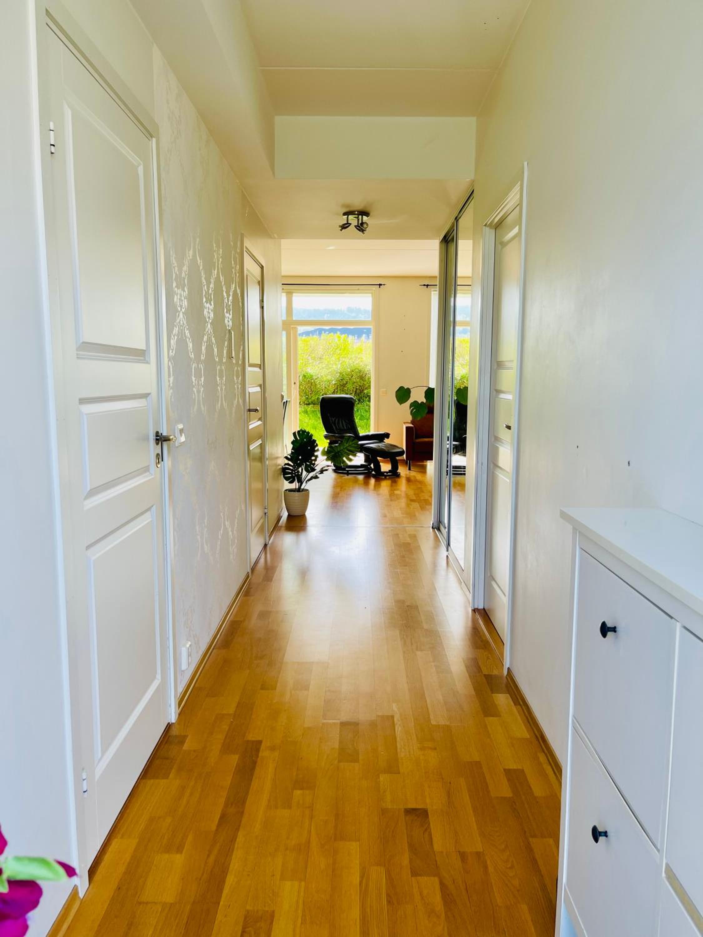 Spacious Modern Apartment view 4