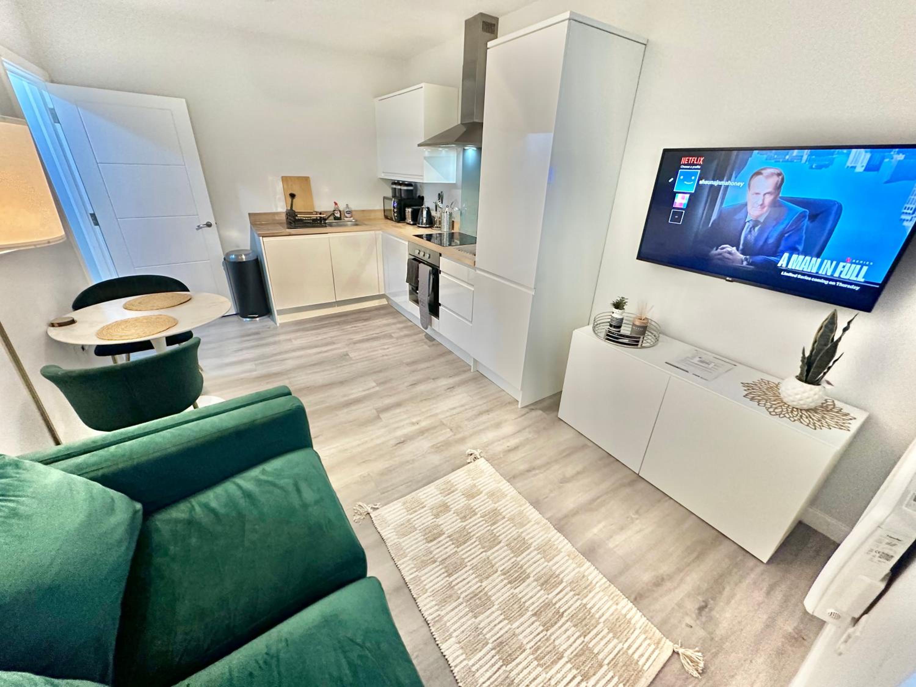 Spacious One Bedroom Apartment - With Parking and WiFi - Town Centre Location - Gated Access - Walk to Beach! view 2