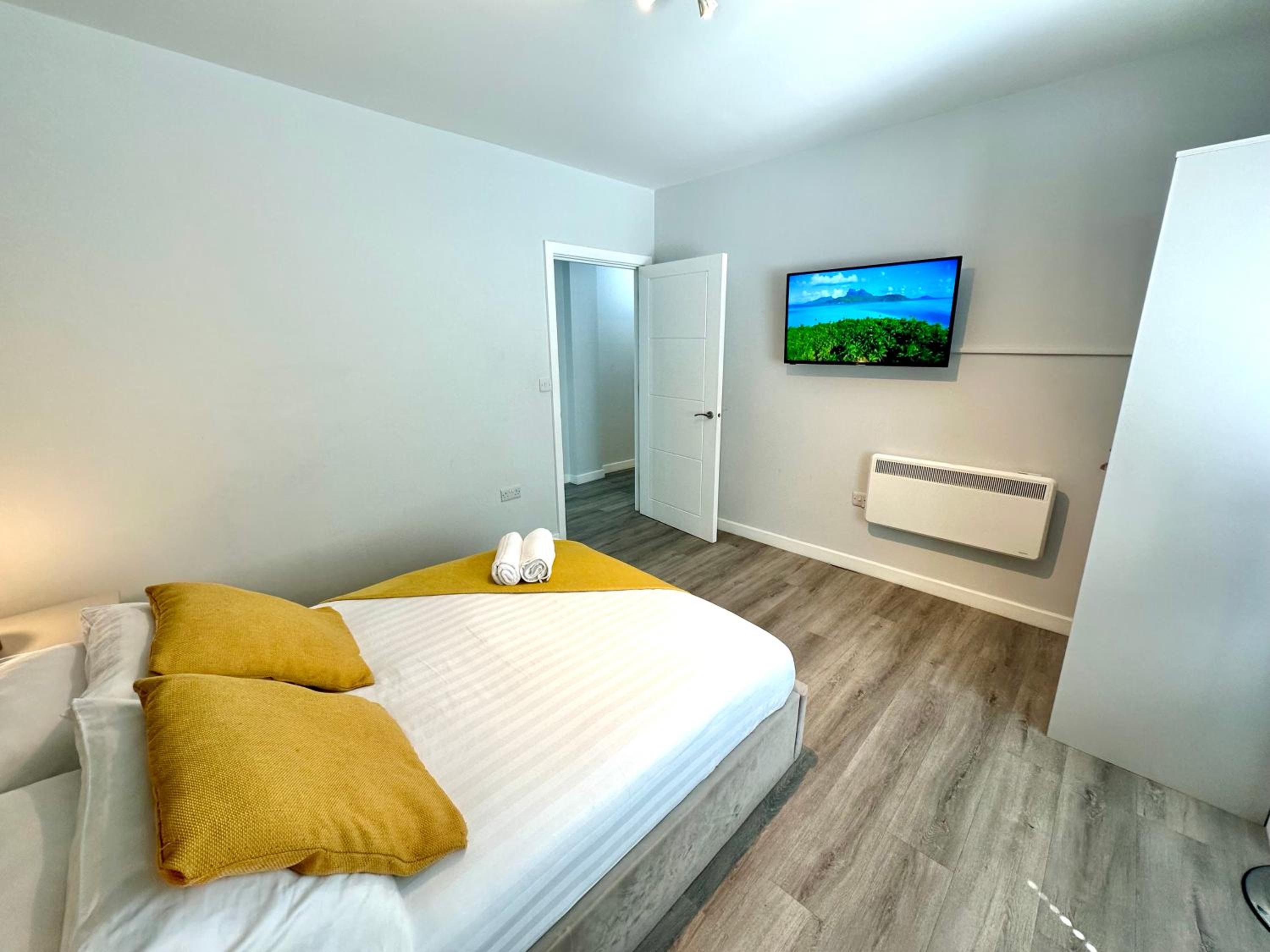 Spacious One Bedroom Apartment - With Parking and WiFi - Town Centre Location - Gated Access - Walk to Beach! view 4