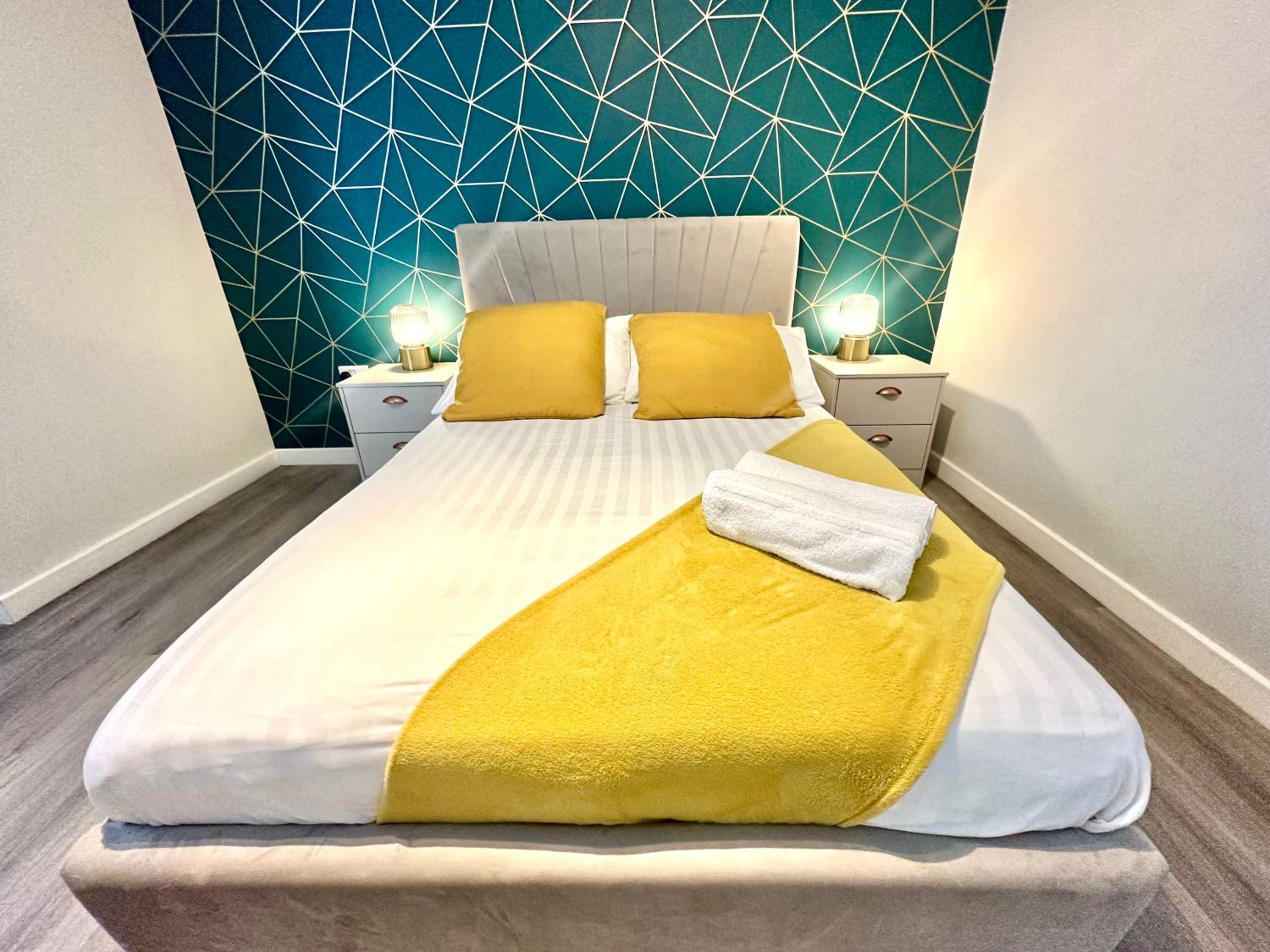 Spacious One Bedroom Apartment - With Parking and WiFi - Town Centre Location - Gated Access - Walk to Beach! view 5