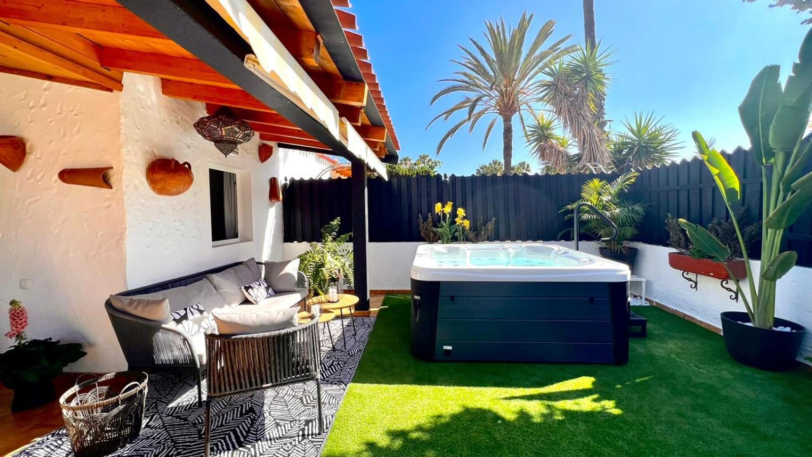 Hotel Oasis Beach Holiday Home with jacuzzi - Image 1