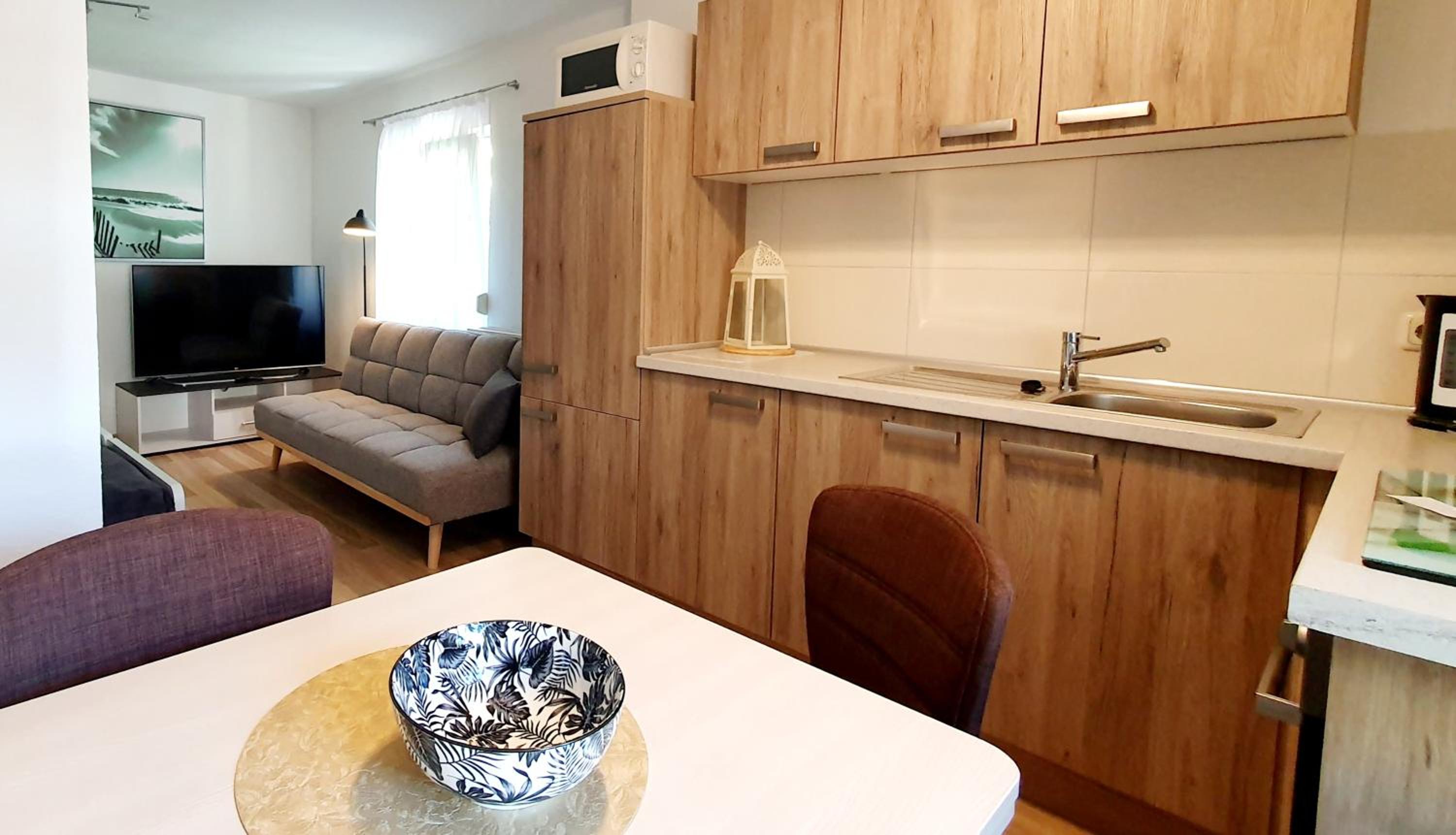 Moderne Ferienwohnung,Sauna im Haus, Parkplatz Hunde willkommen, nahe Schloss, Waldeisenbahn, Hermansbad, UNESCO Geopark, nahe polnischer Markt, Top Lage f