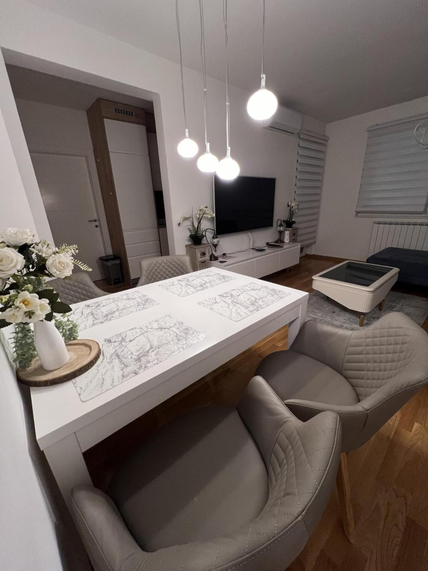 3RooM Deluxe Sarajevo view 3