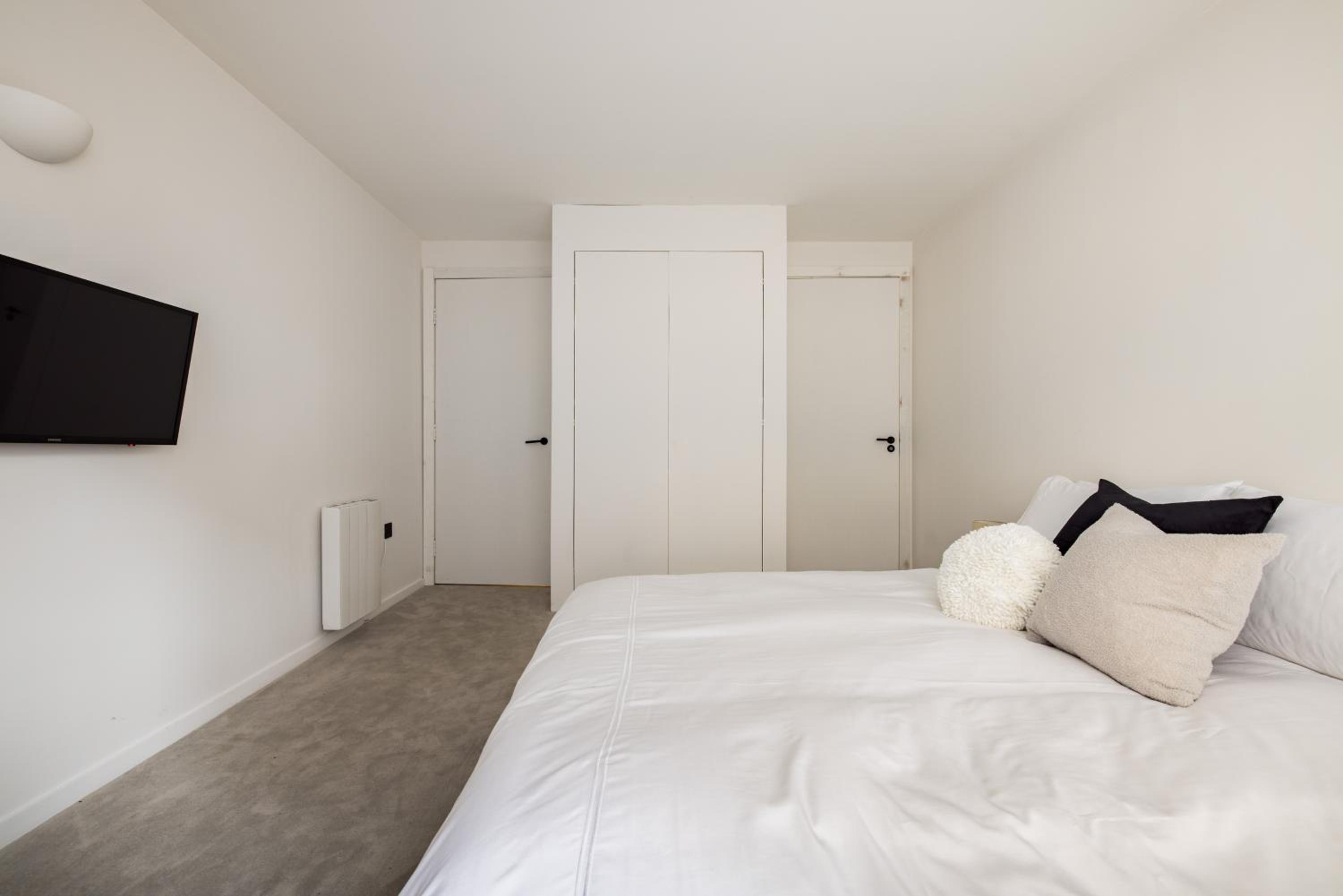 Modern, Luxury 2-Bed Home with Private Balcony