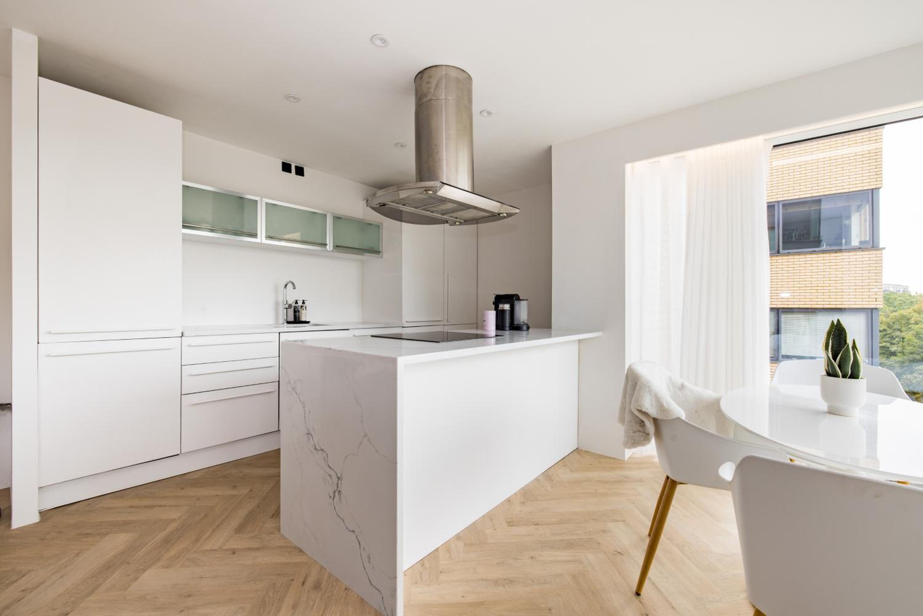 Modern, Luxury 2-Bed Home with Private Balcony