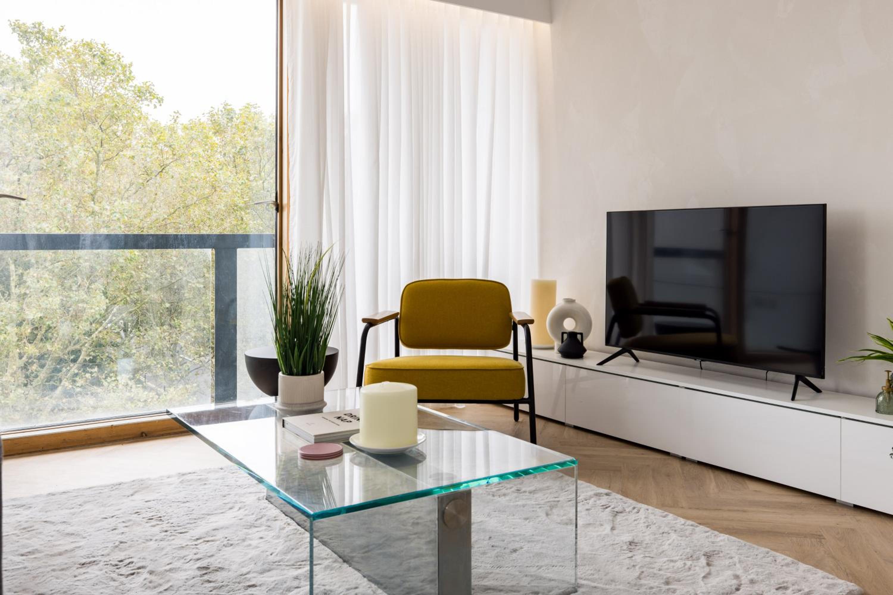 Modern, Luxury 2-Bed Home with Private Balcony