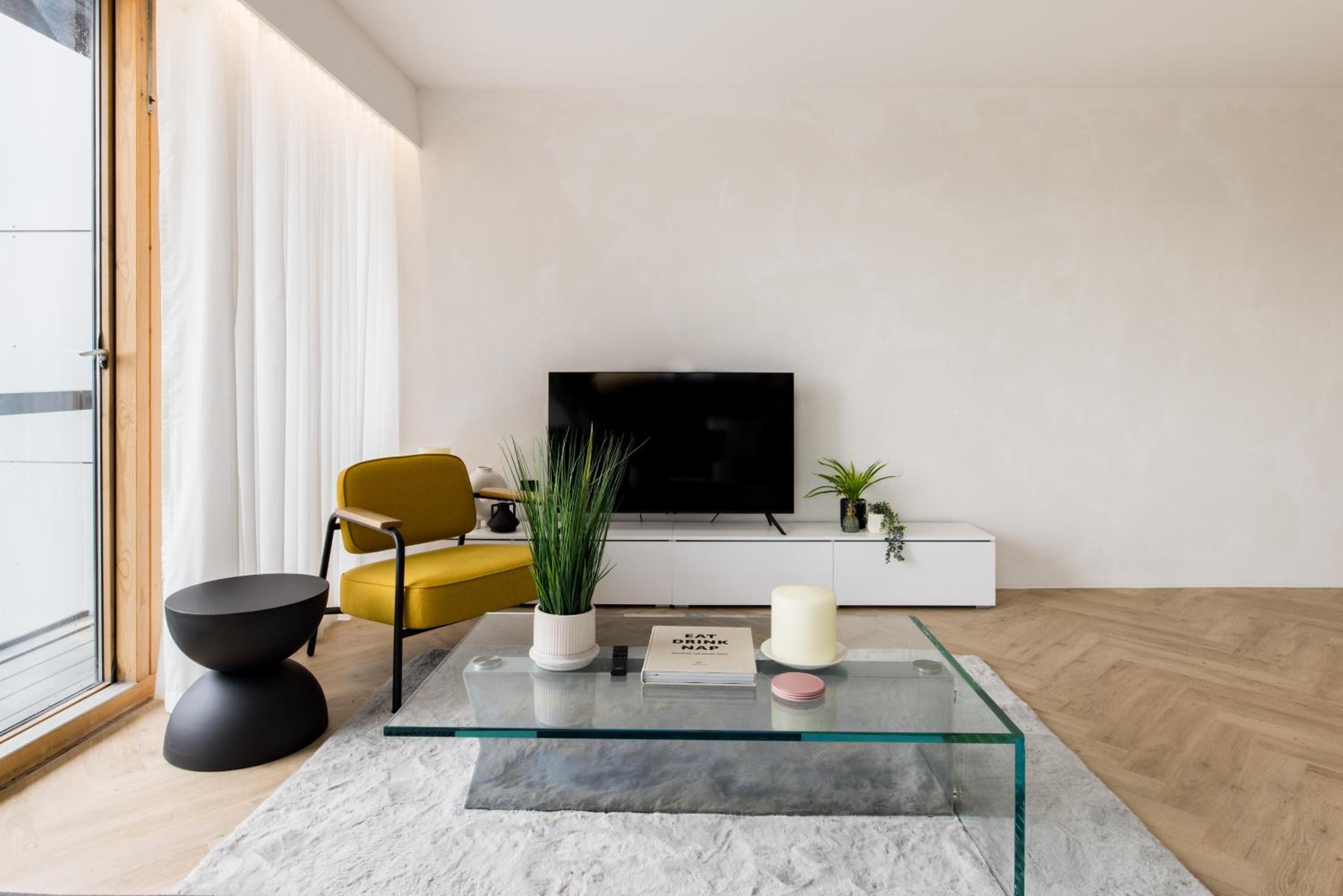Modern, Luxury 2-Bed Home with Private Balcony