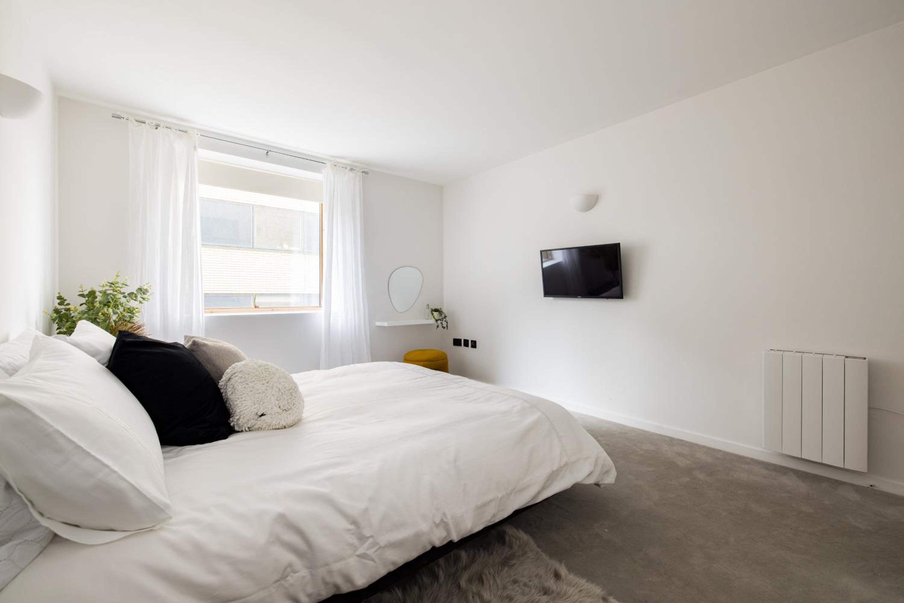 Modern, Luxury 2-Bed Home with Private Balcony