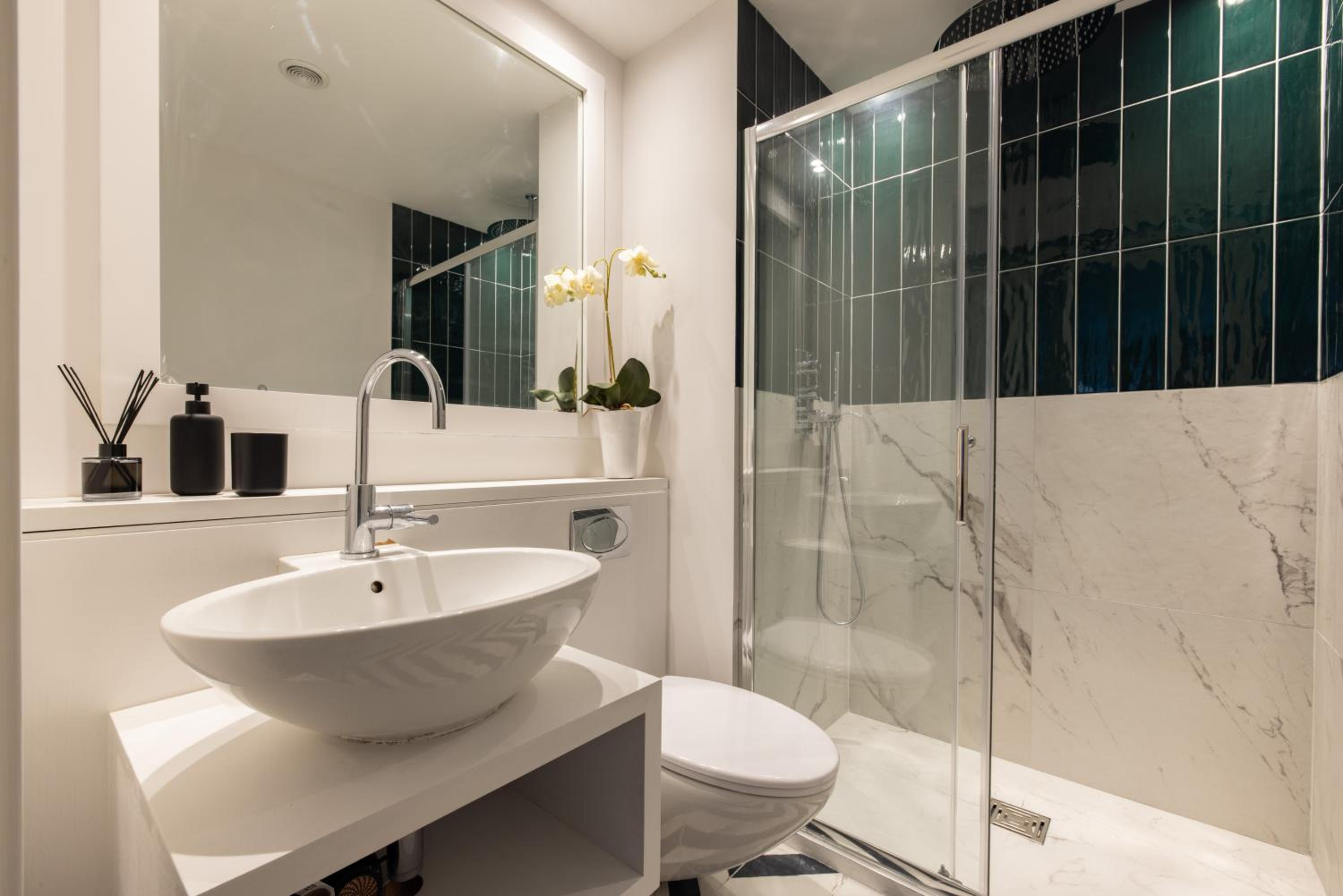 Modern, Luxury 2-Bed Home with Private Balcony