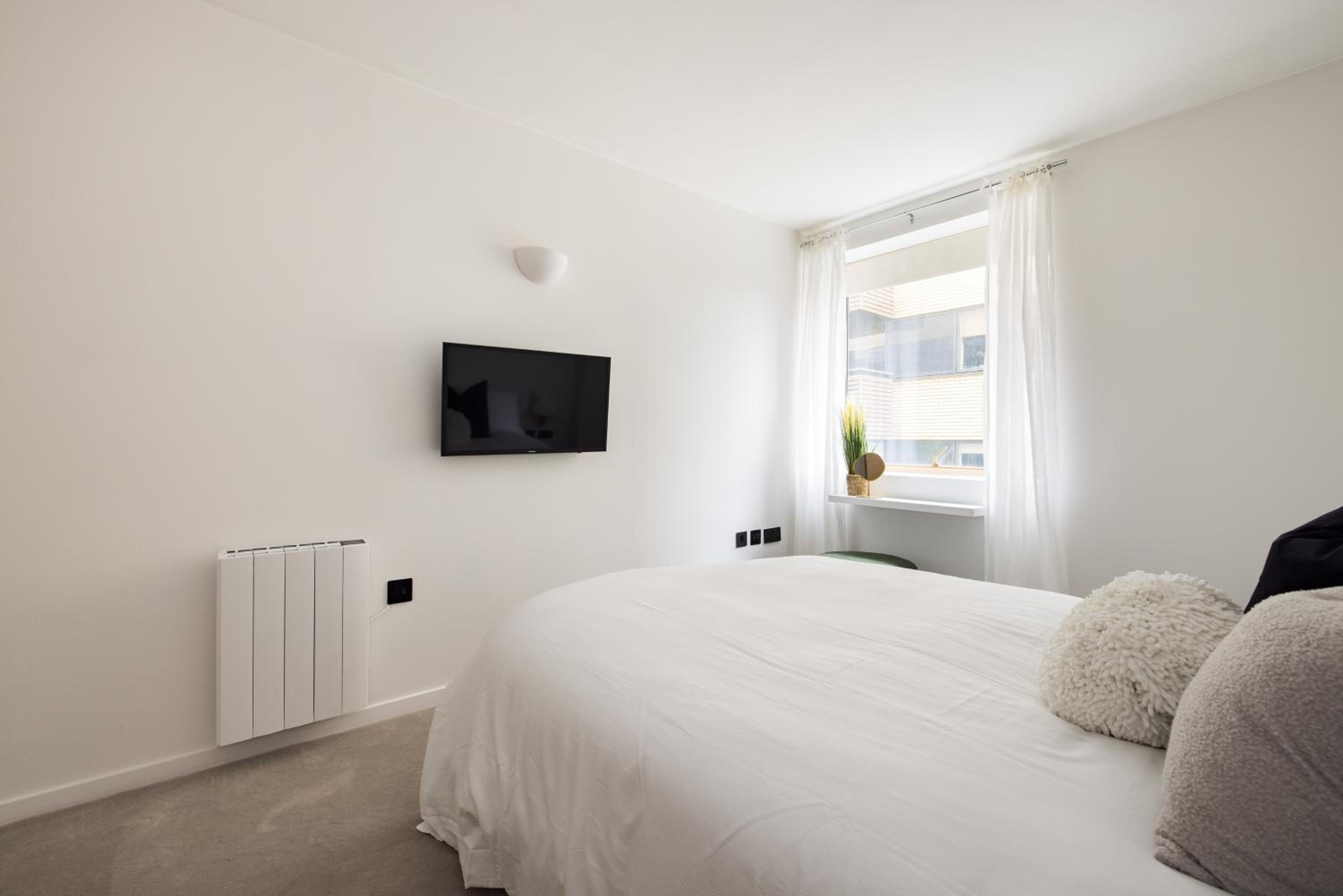 Modern, Luxury 2-Bed Home with Private Balcony