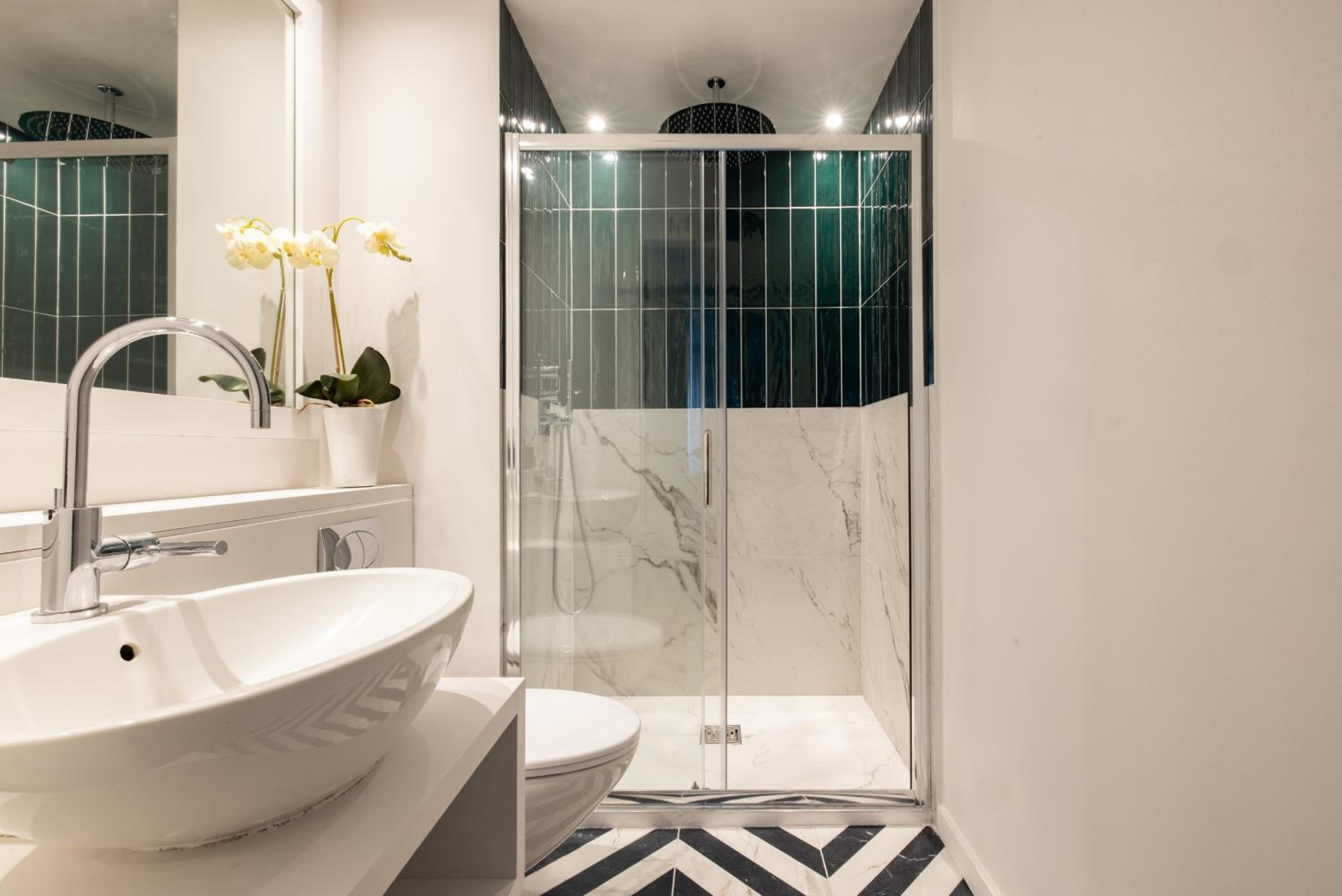 Modern, Luxury 2-Bed Home with Private Balcony