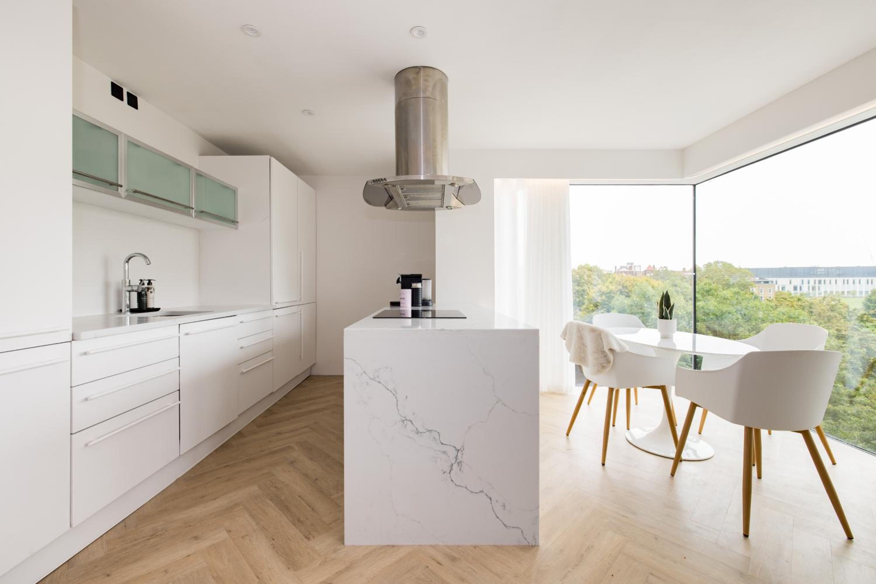 Modern, Luxury 2-Bed Home with Private Balcony
