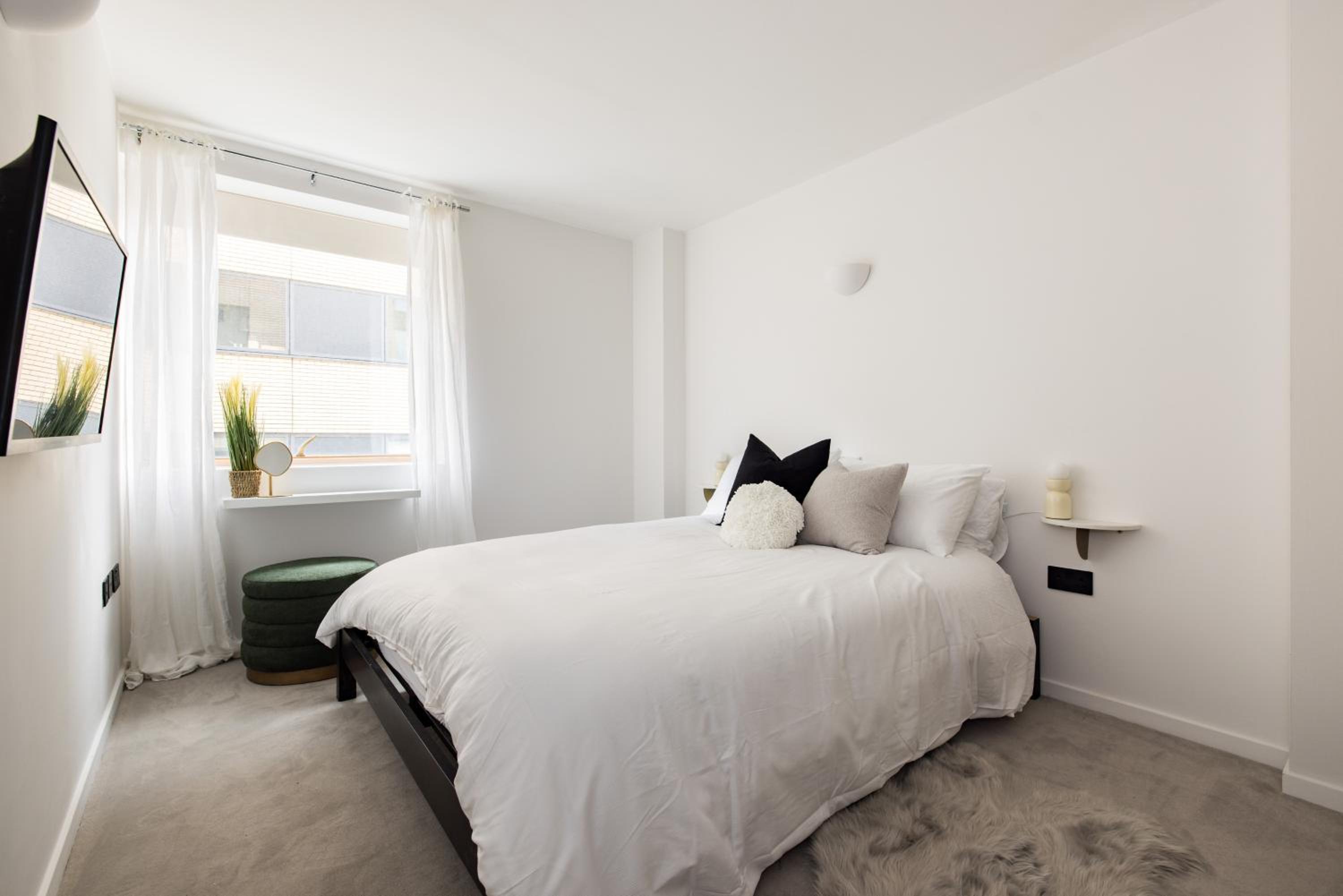 Modern, Luxury 2-Bed Home with Private Balcony