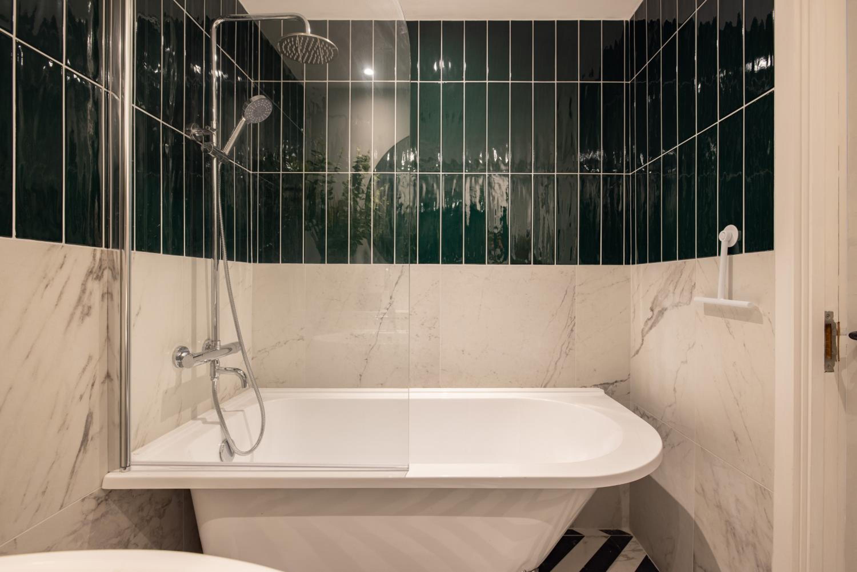 Modern, Luxury 2-Bed Home with Private Balcony