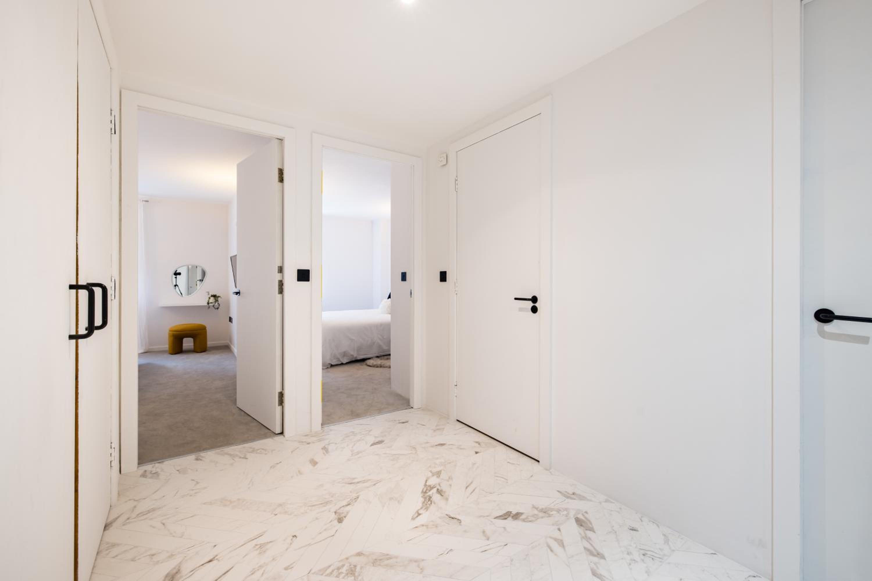 Modern, Luxury 2-Bed Home with Private Balcony