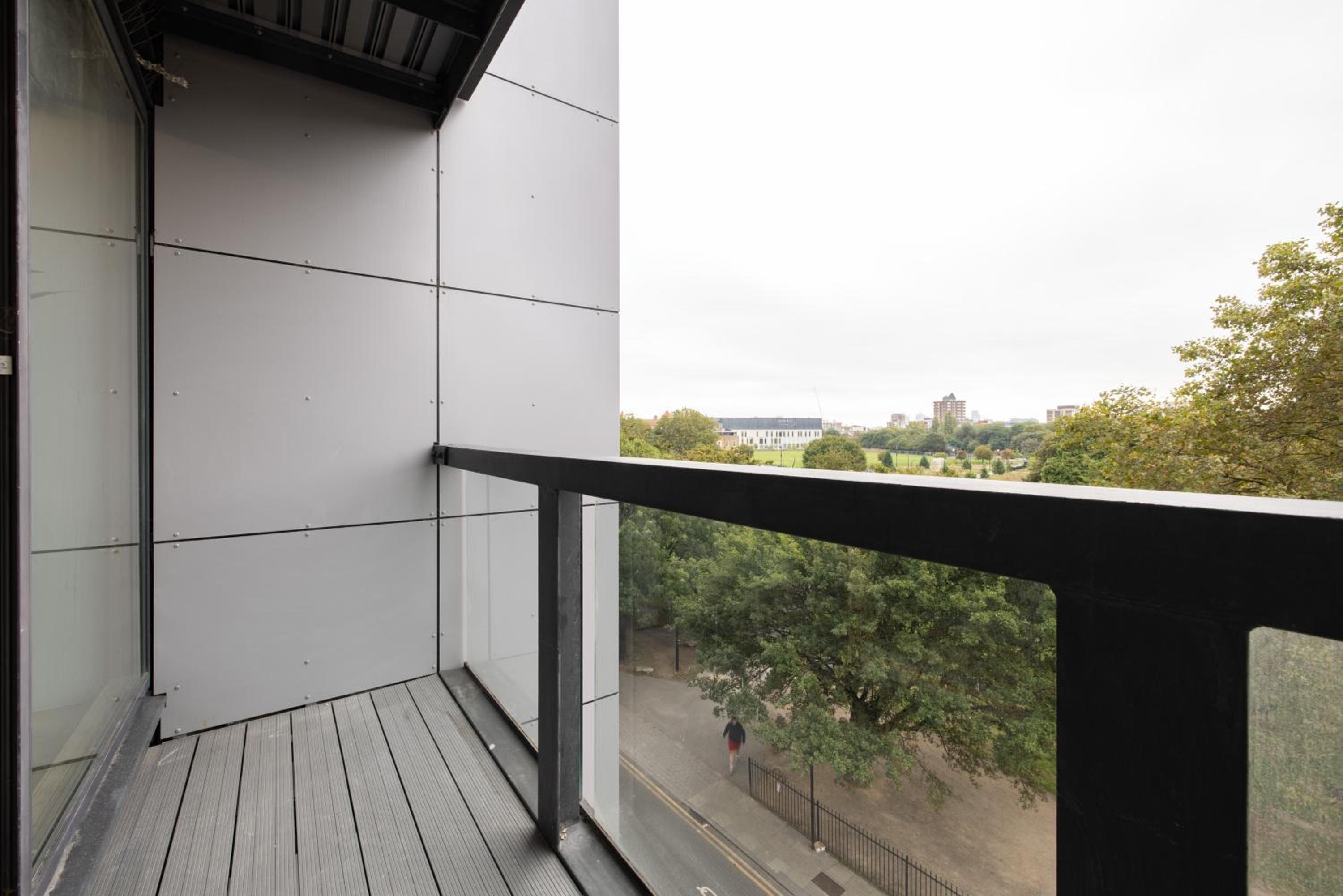 Modern, Luxury 2-Bed Home with Private Balcony