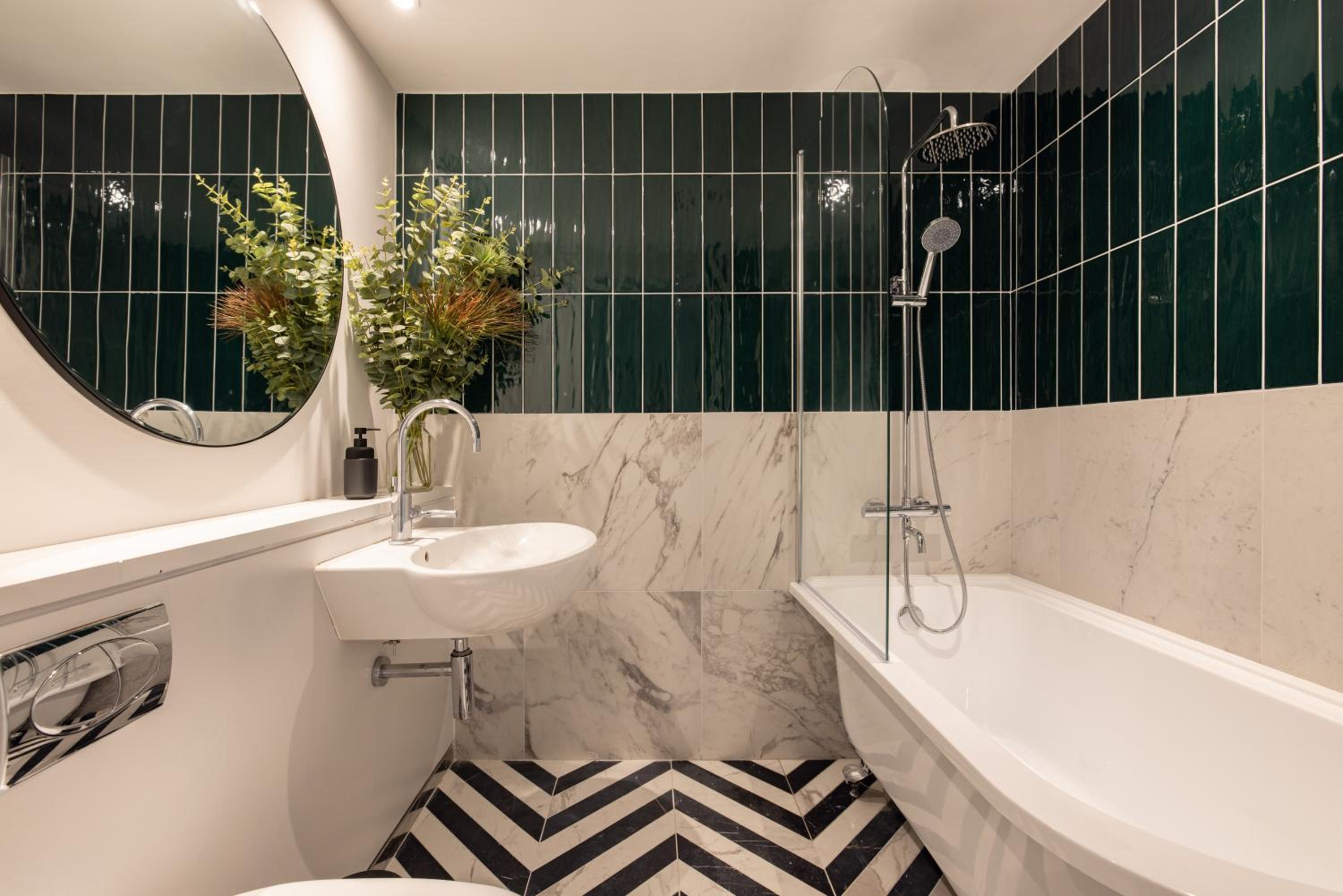Modern, Luxury 2-Bed Home with Private Balcony