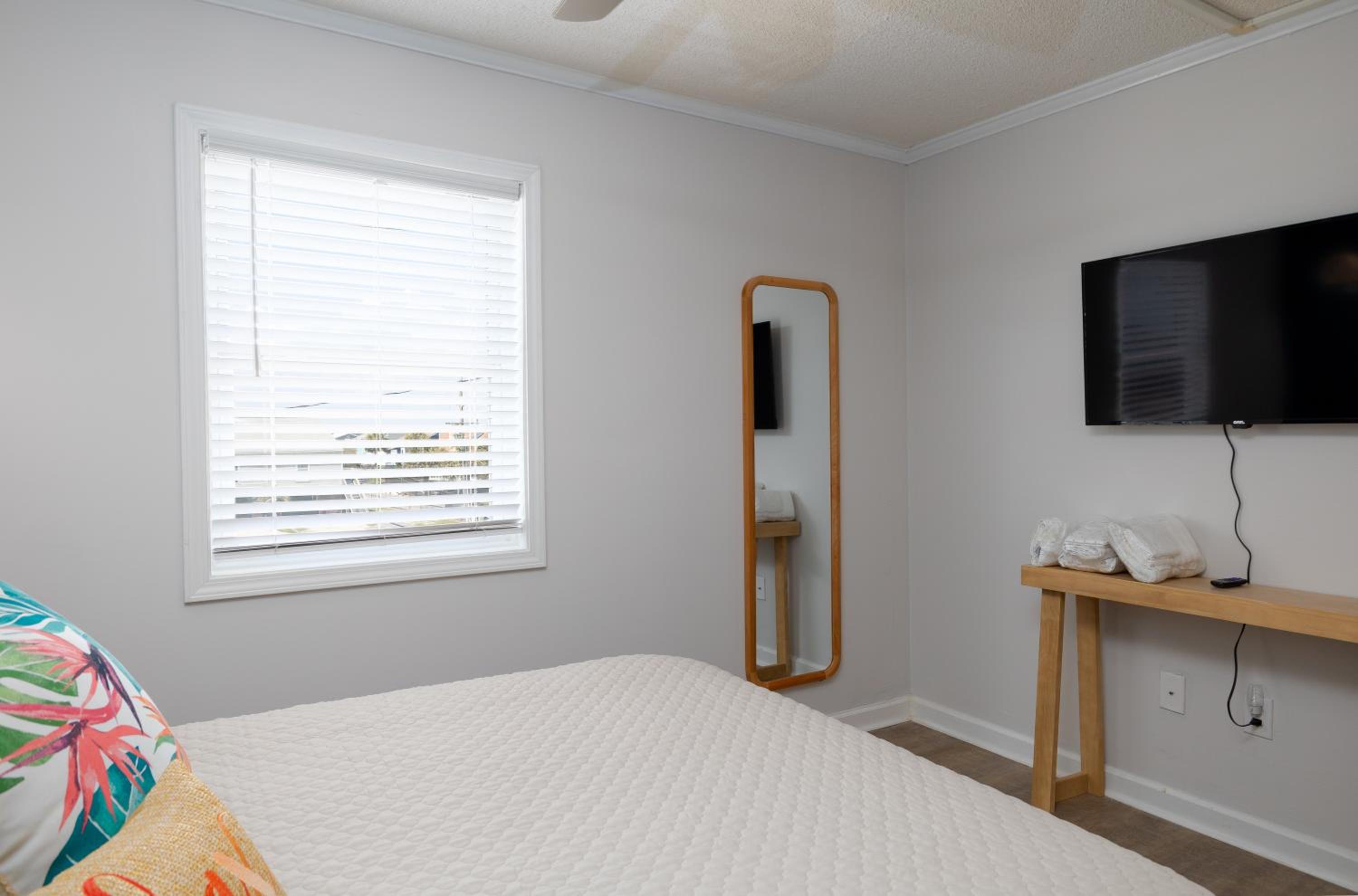 Embrace Oceanfront Elegance: Book Your Stay at Sunrise Oasis view 5