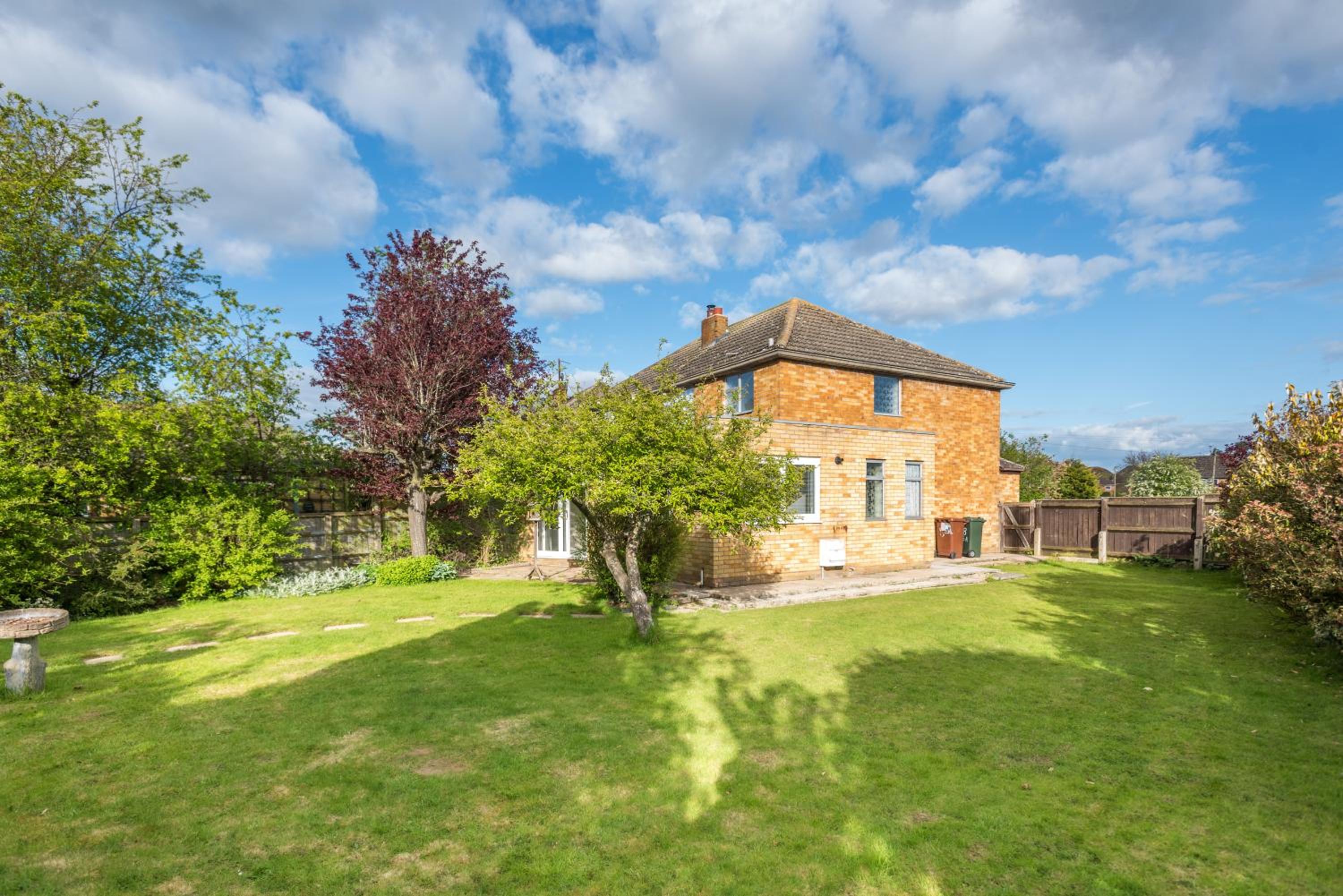 Kidlington 3 BR House with parking & large garden view 2