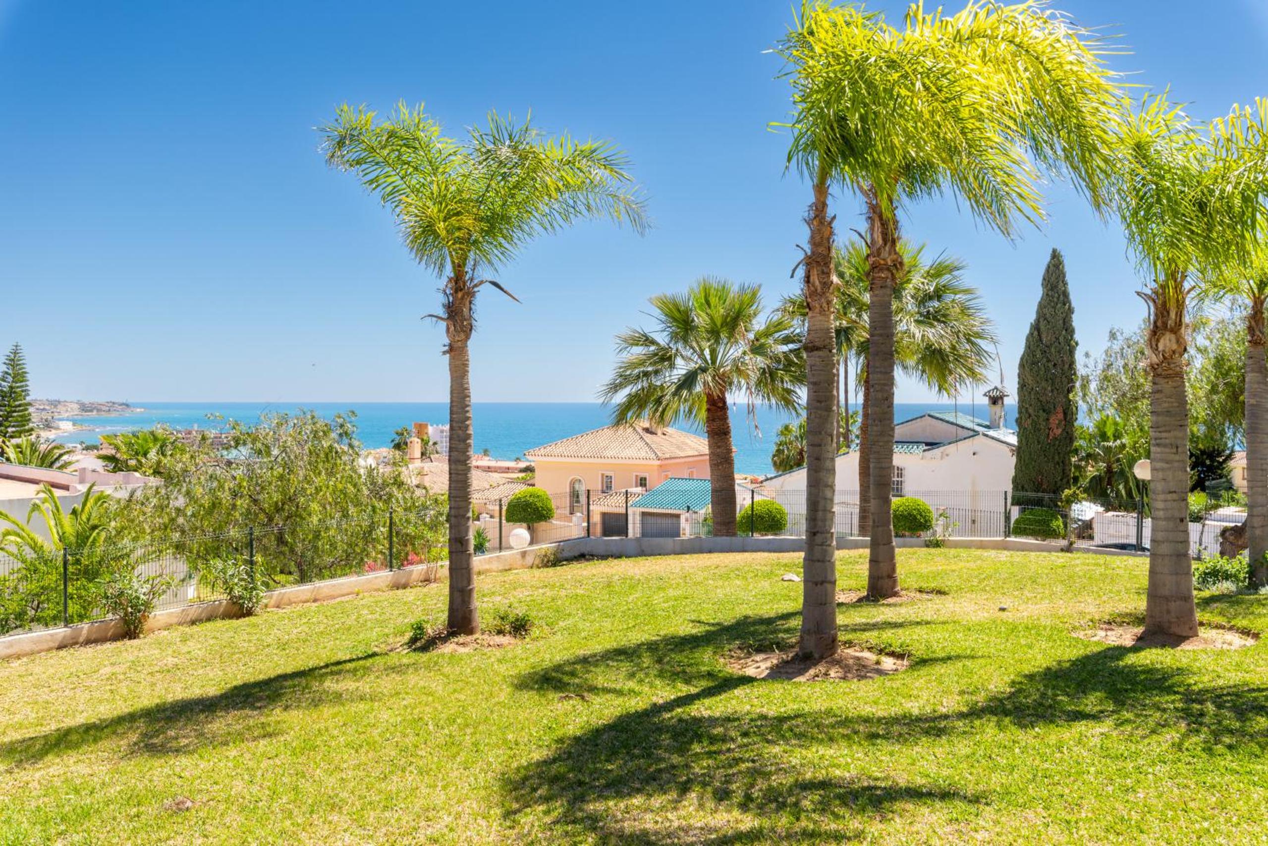 Penthouse La Cala with dual terraces and spectacular ocean views