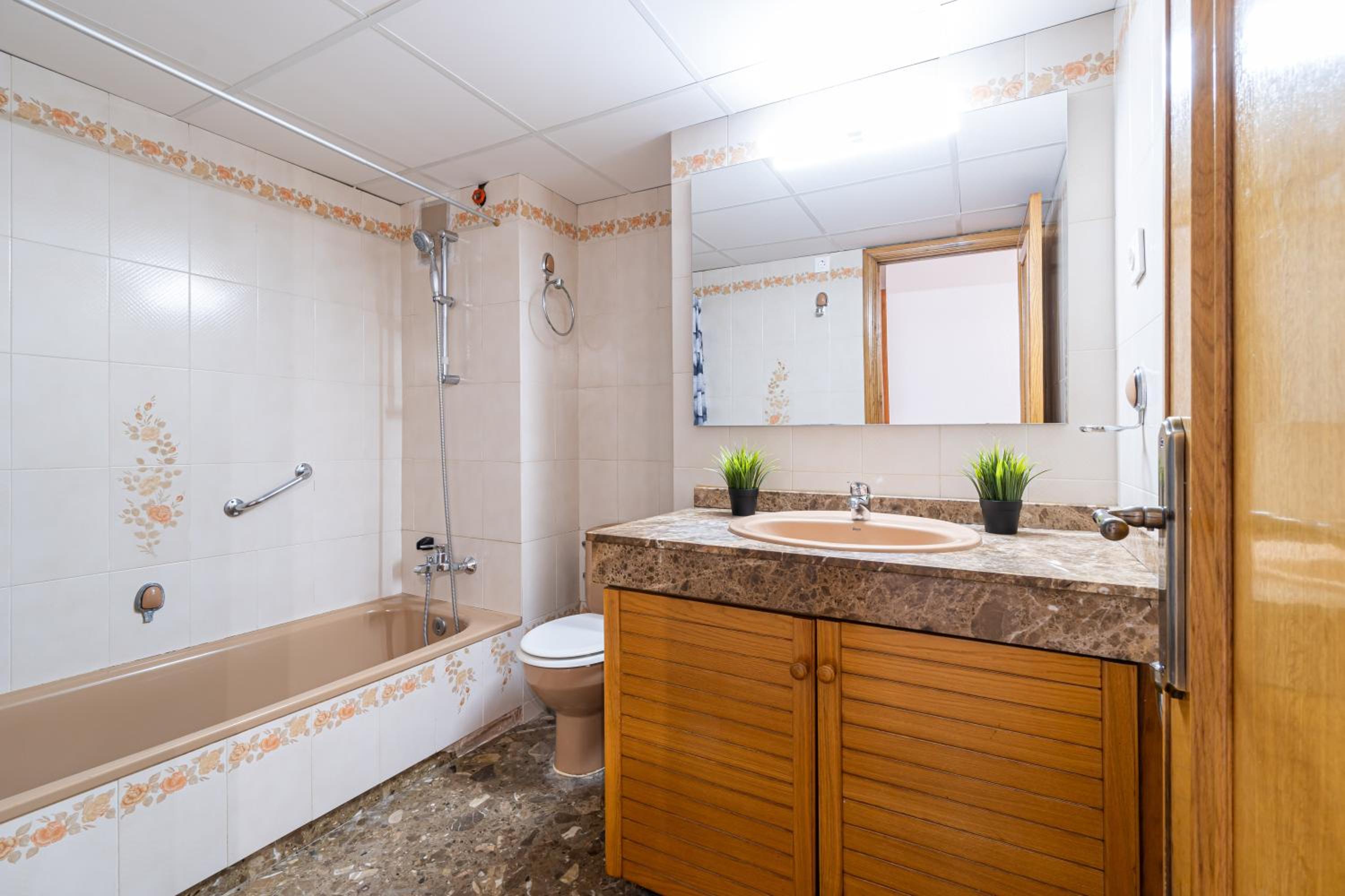 TuristMar - Amplio Apartamento en Salou con piscina, a 2 minutos de la Playa photo 5