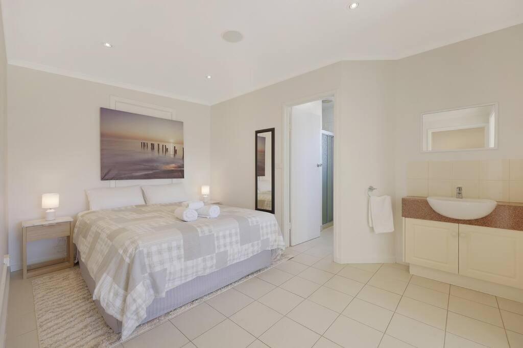 Warrnambool Vacations - Lil Greenviews, studio room with queen bed - Property Image 4
