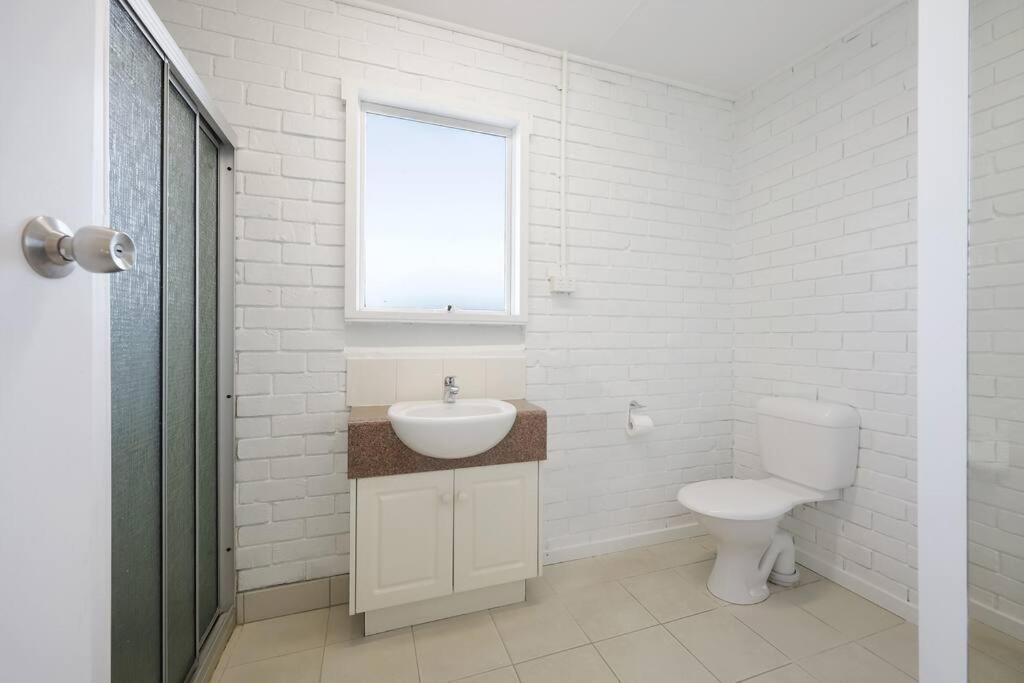 Warrnambool Vacations - Lil Greenviews, studio room with queen bed - Property Image 9