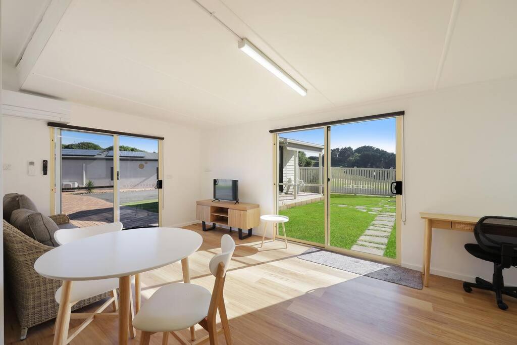 Warrnambool Vacations - Lil Greenviews, studio room with queen bed - Property Image 6