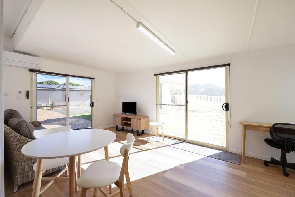 Warrnambool Vacations - Lil Greenviews, studio room with queen bed - Property Image 7