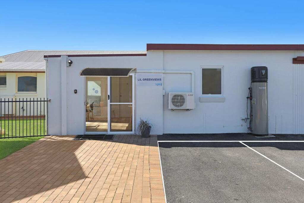 Warrnambool Vacations - Lil Greenviews, studio room with queen bed - Property Image 8