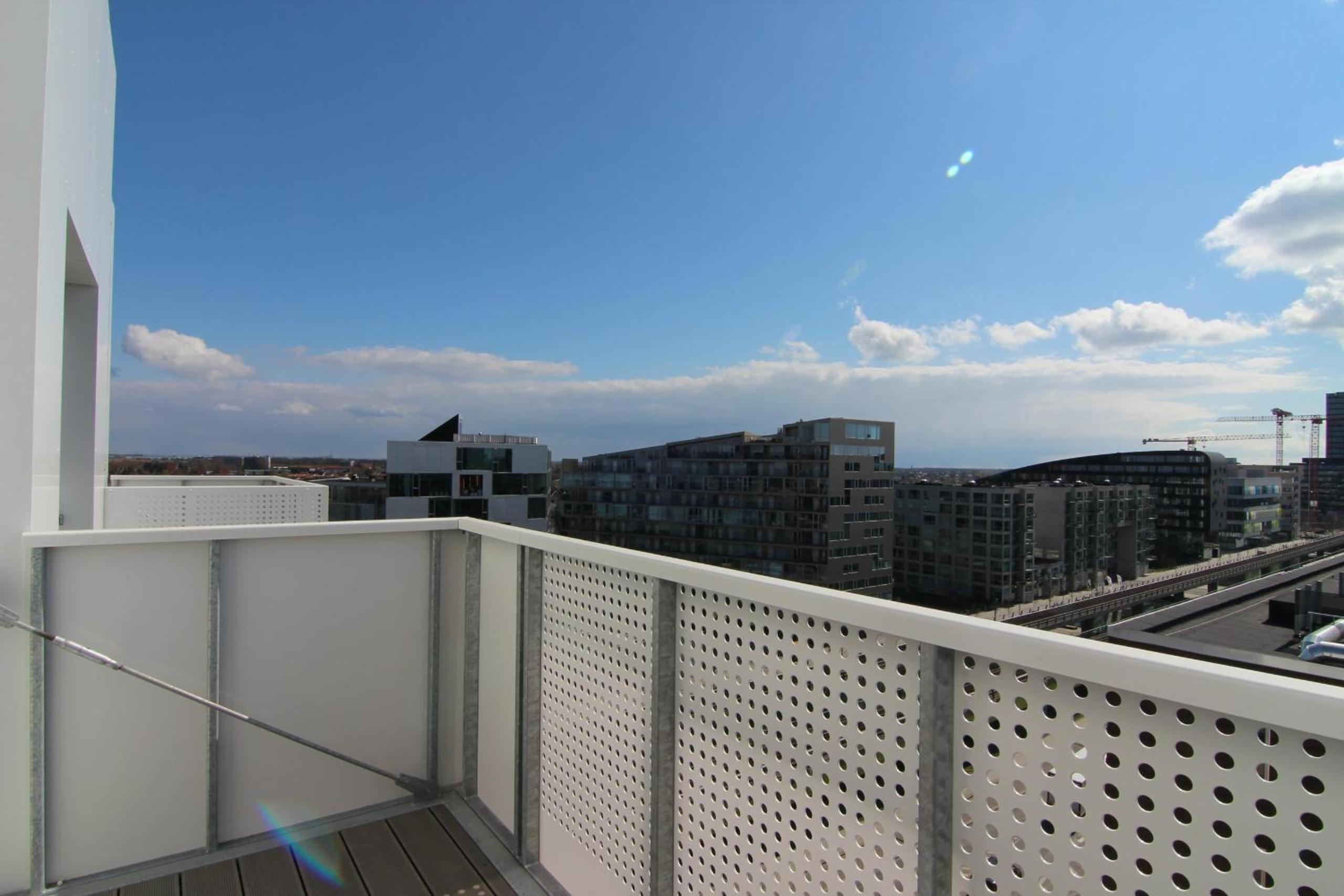 Stunning 2-BR with balcony fantastic views - 170 view 2