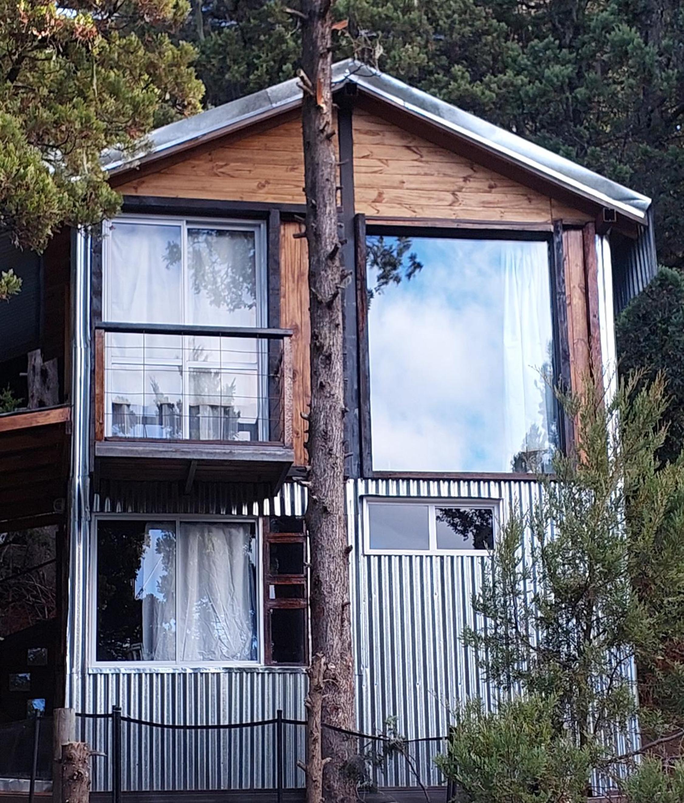 Casita moderna en el bosque