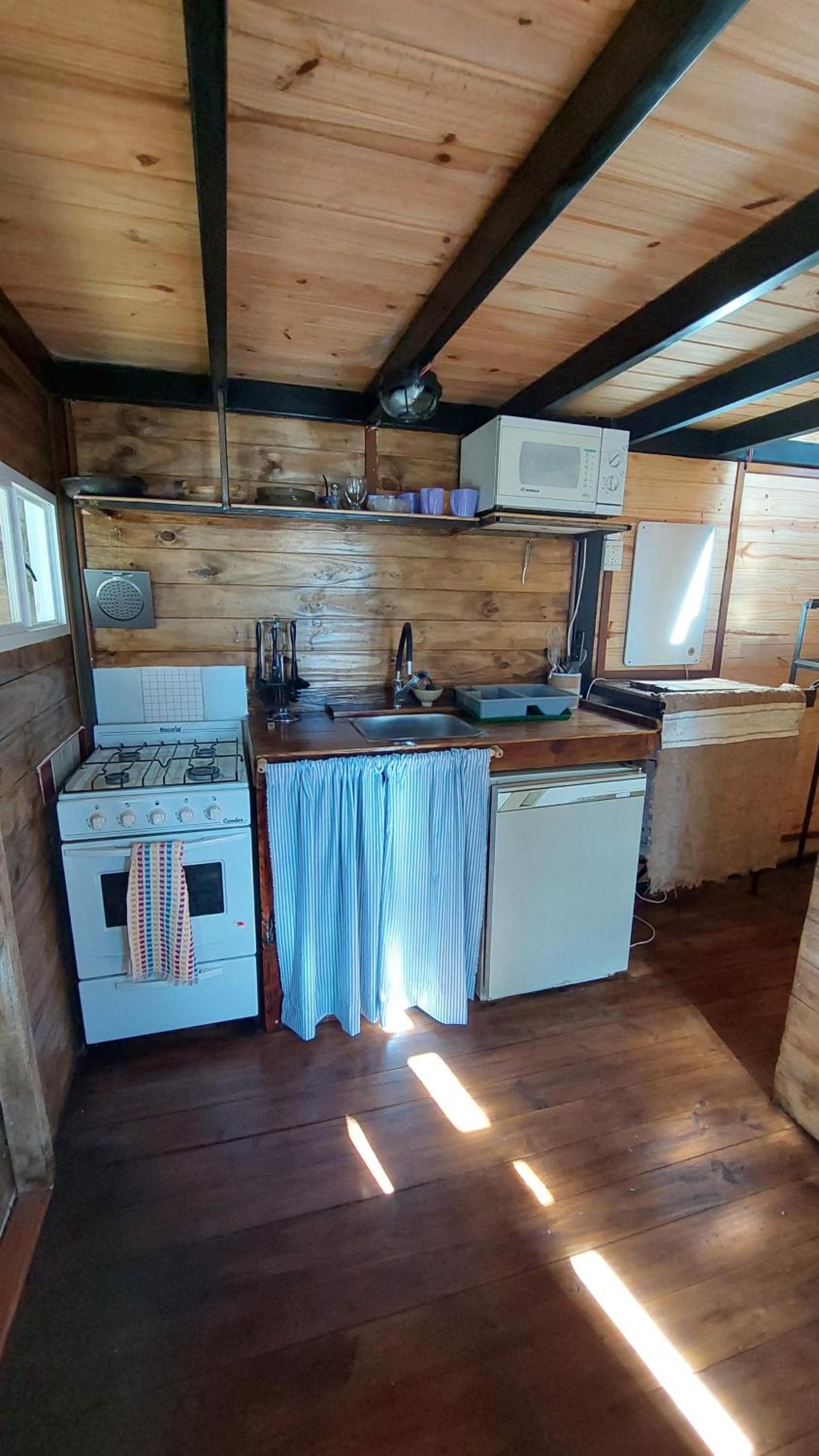 Casita moderna en el bosque