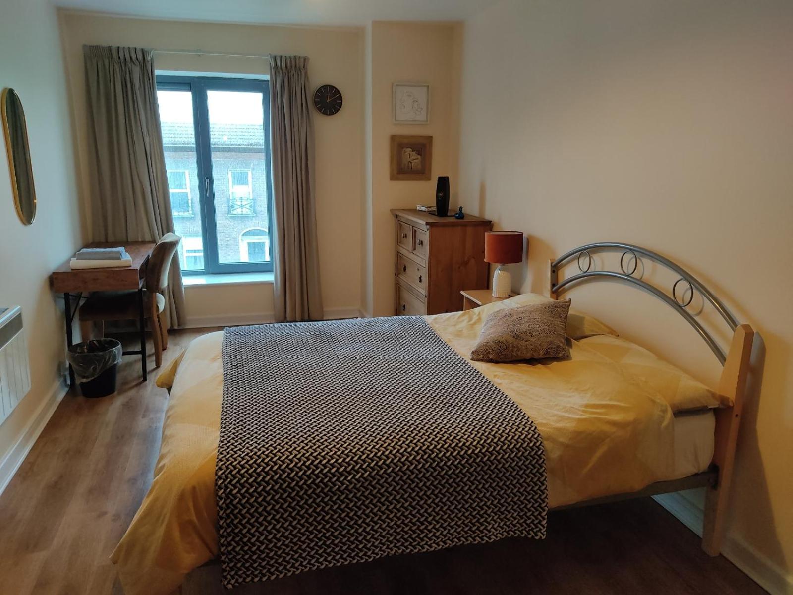 Swallows Nest - spacious bright double bedroom with ensuite bathroom