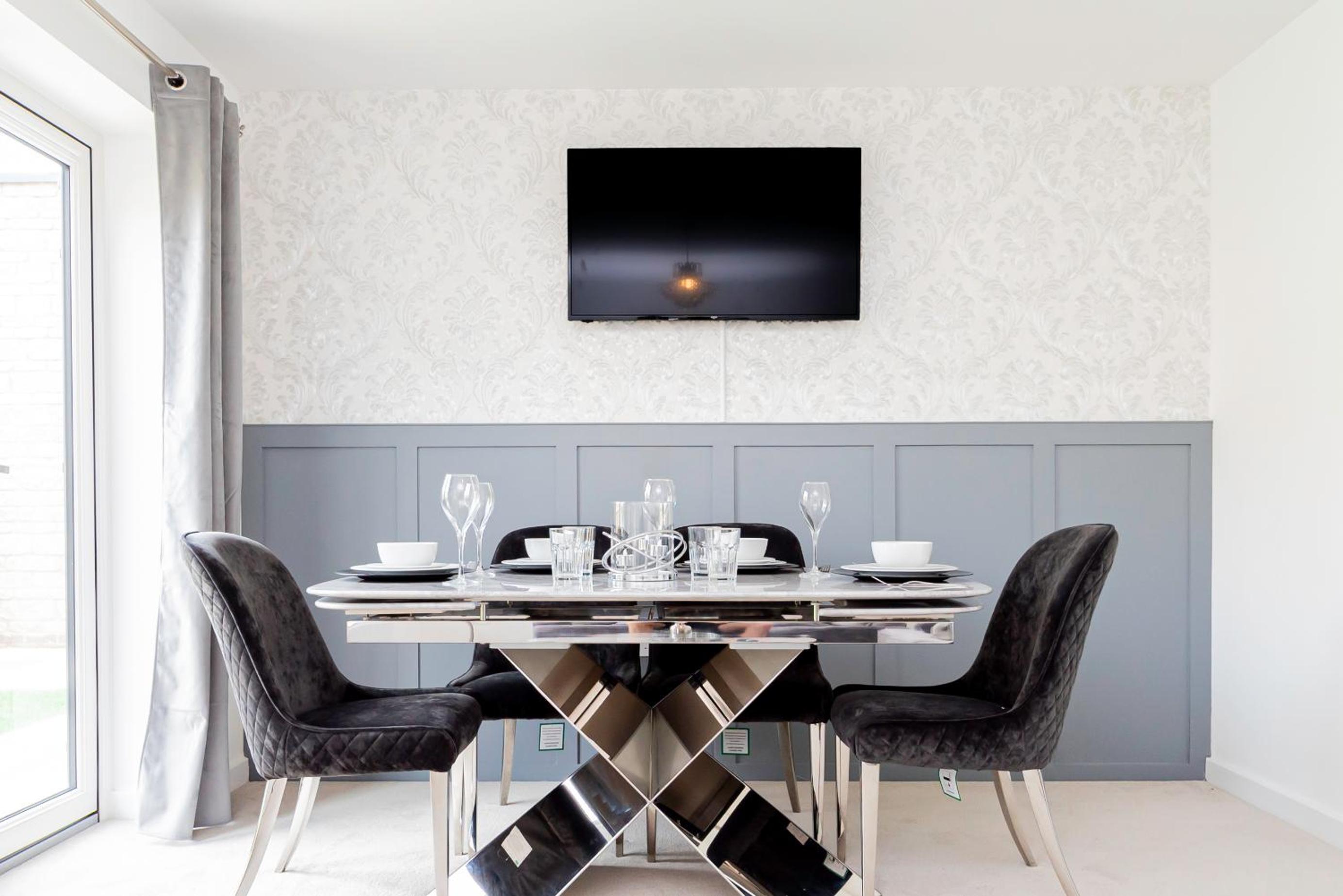 Luxurious House with Free Parking view 3