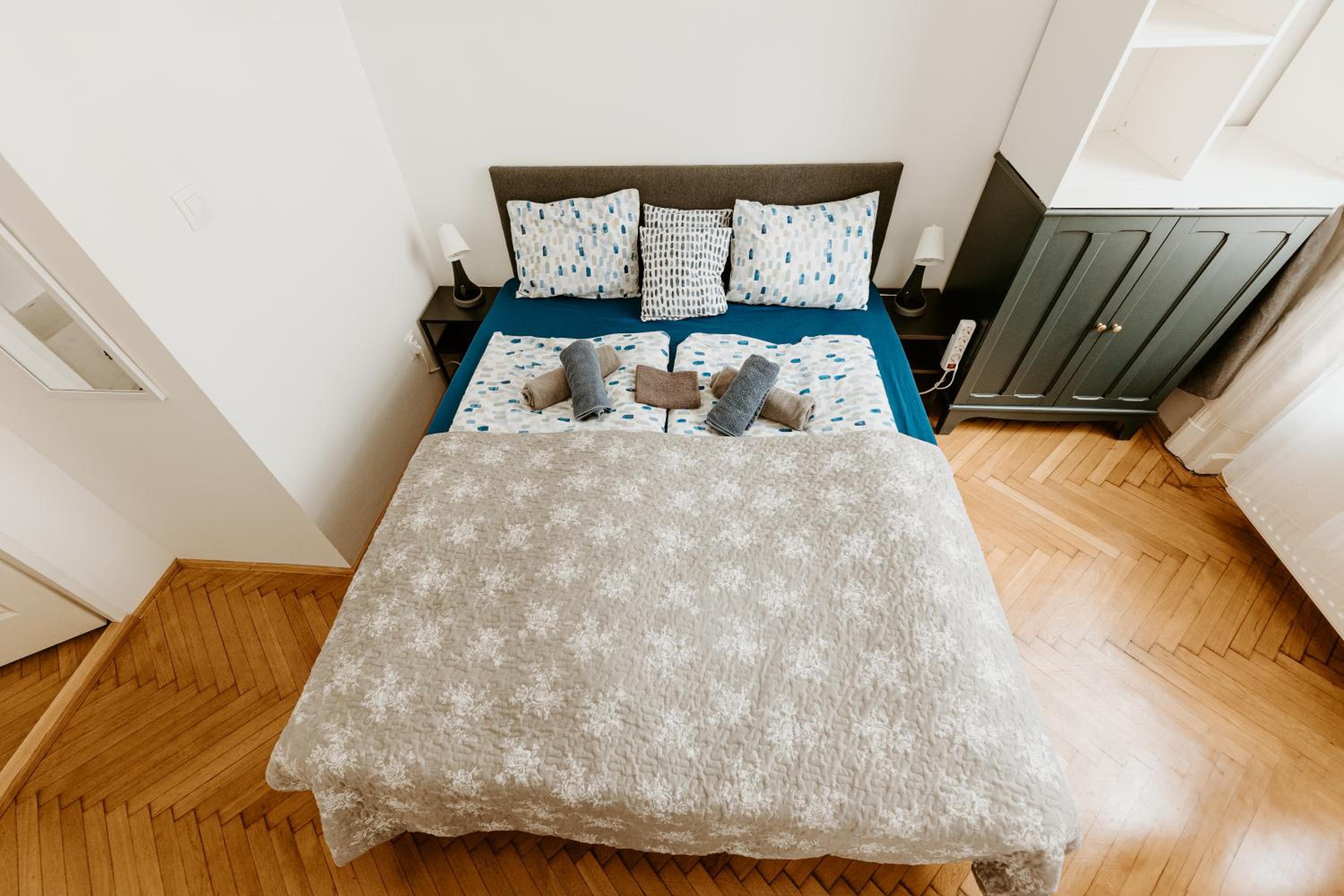 Margaret & Violet - Stylish Central Apartments next to Grand Boulevard view 4