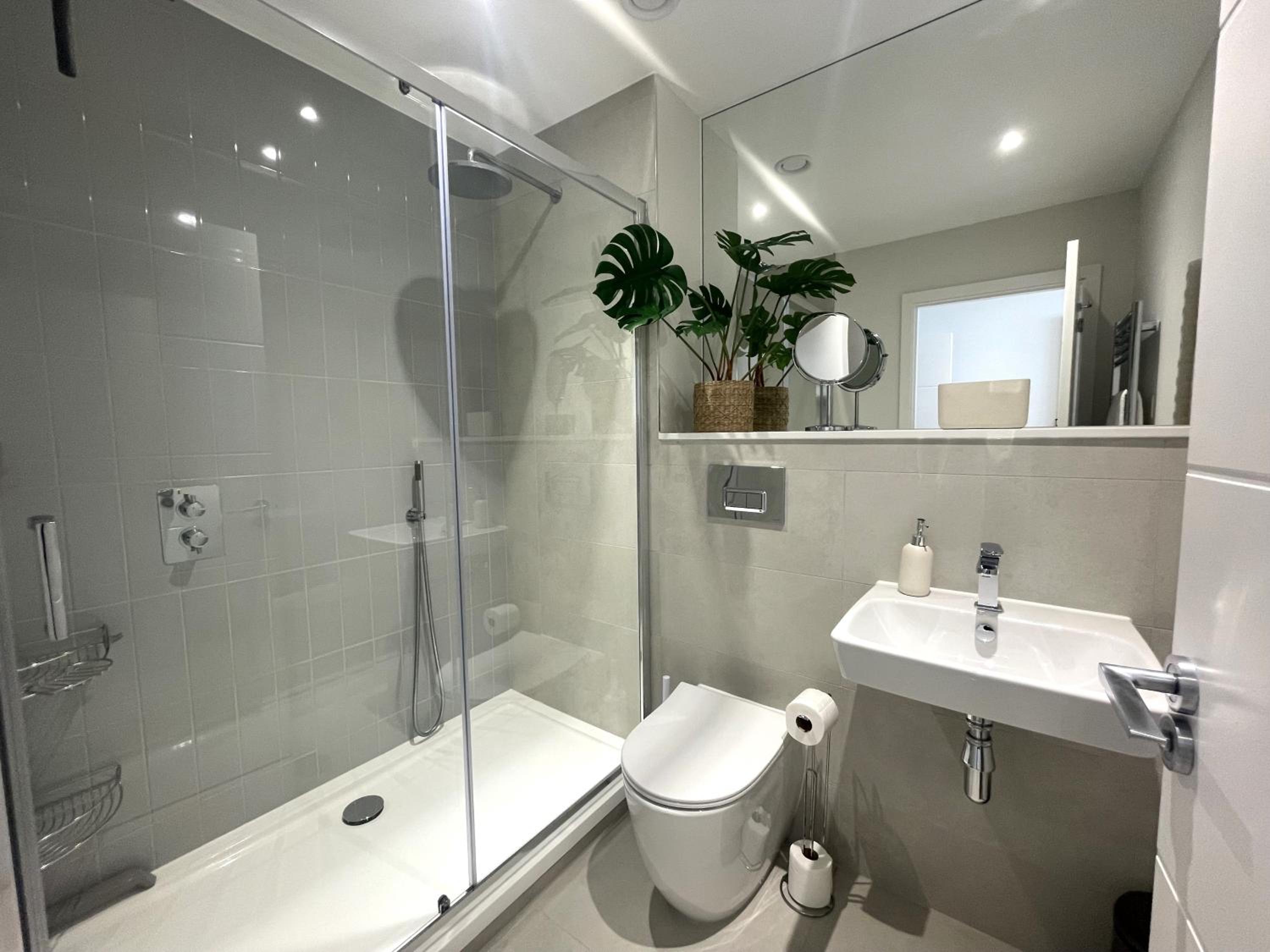 Luxury 3-bed apartment, with direct beach access, free parking & sea views ! view 5