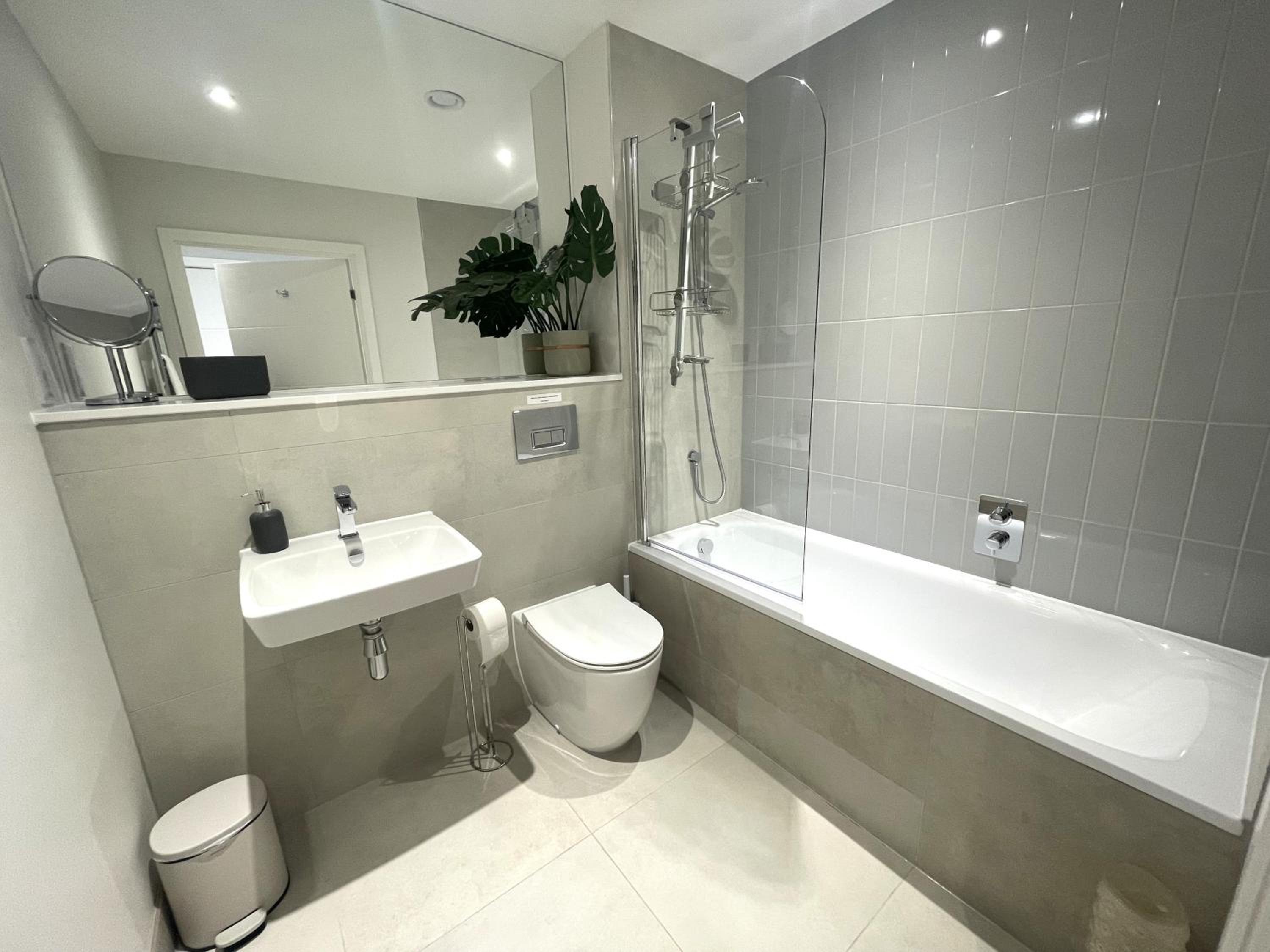 Luxury 3-bed apartment, with direct beach access, free parking & sea views ! view 4