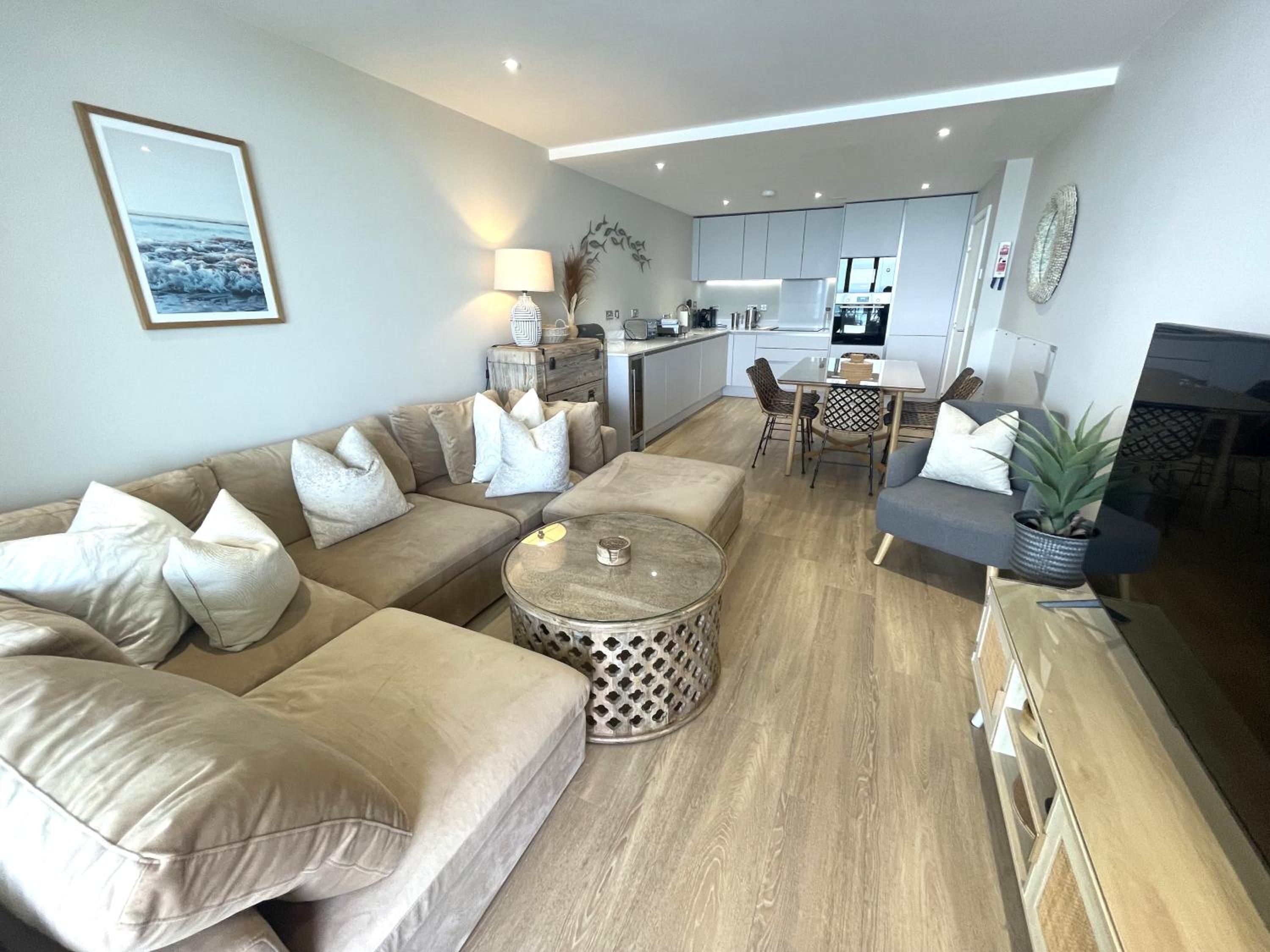 Luxury 3-bed apartment, with direct beach access, free parking & sea views ! view 3
