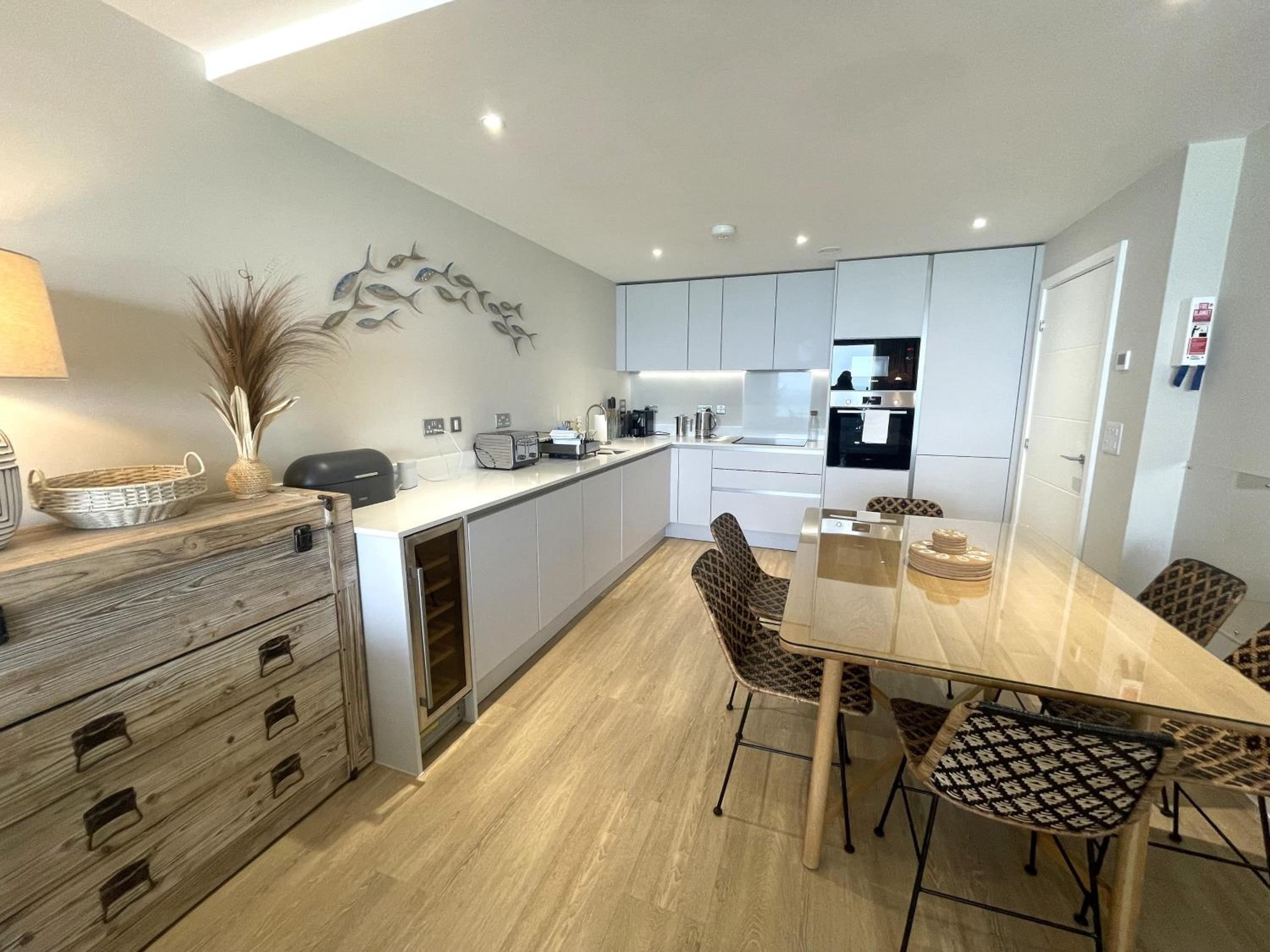 Luxury 3-bed apartment, with direct beach access, free parking & sea views ! view 2