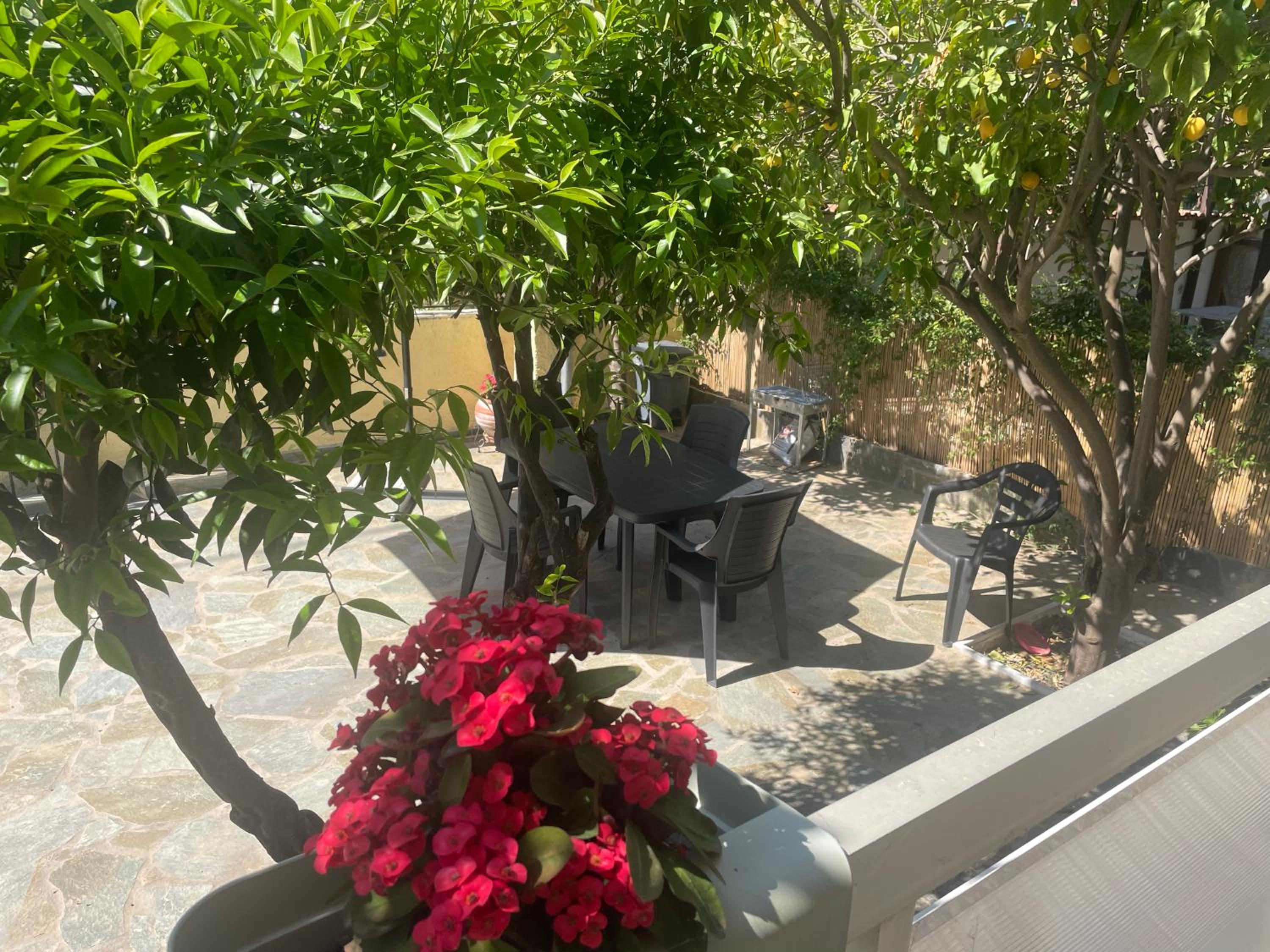 Renovated Apartments With Free Parking Near The Beach