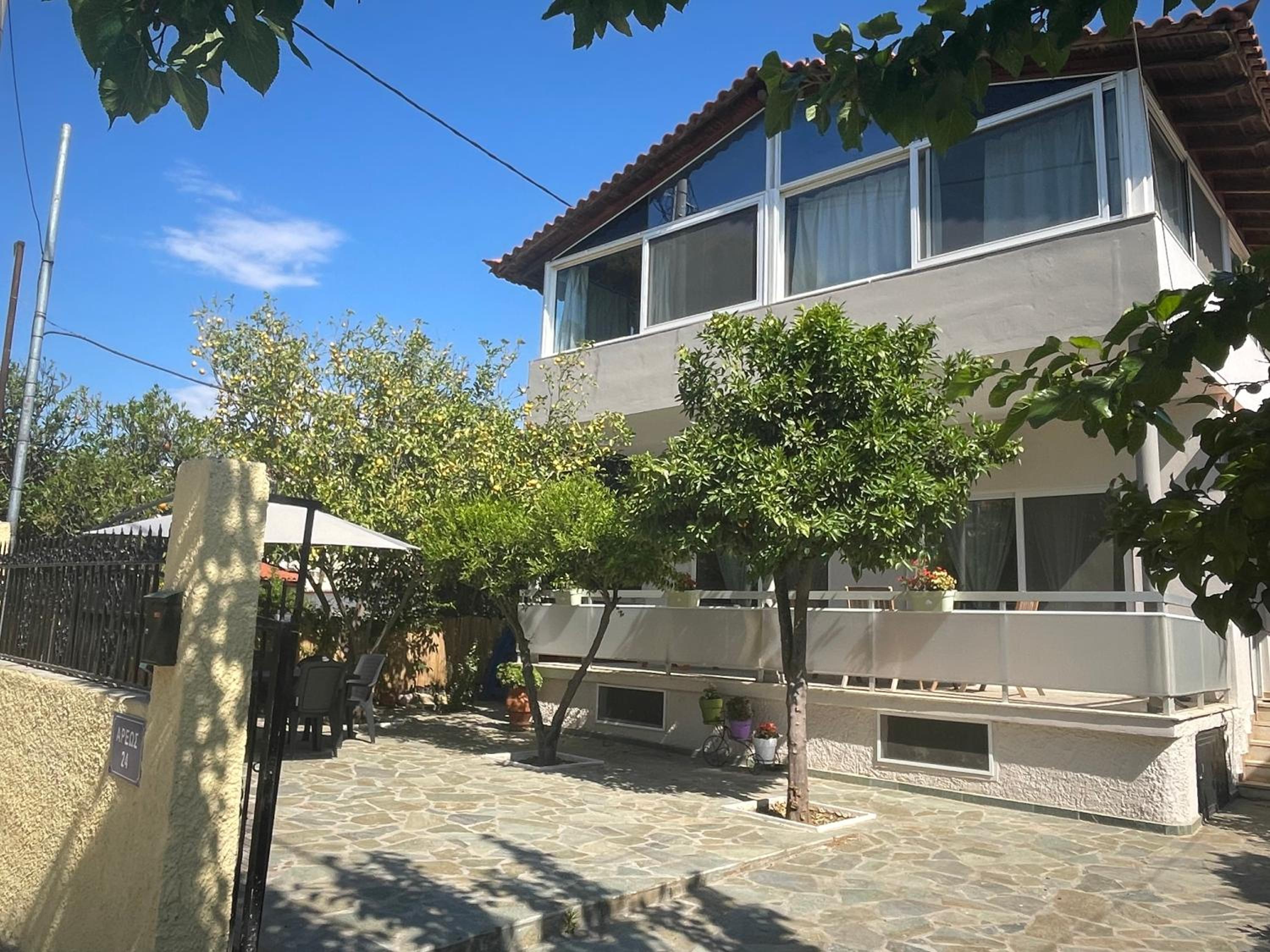 Renovated Apartments With Free Parking Near The Beach