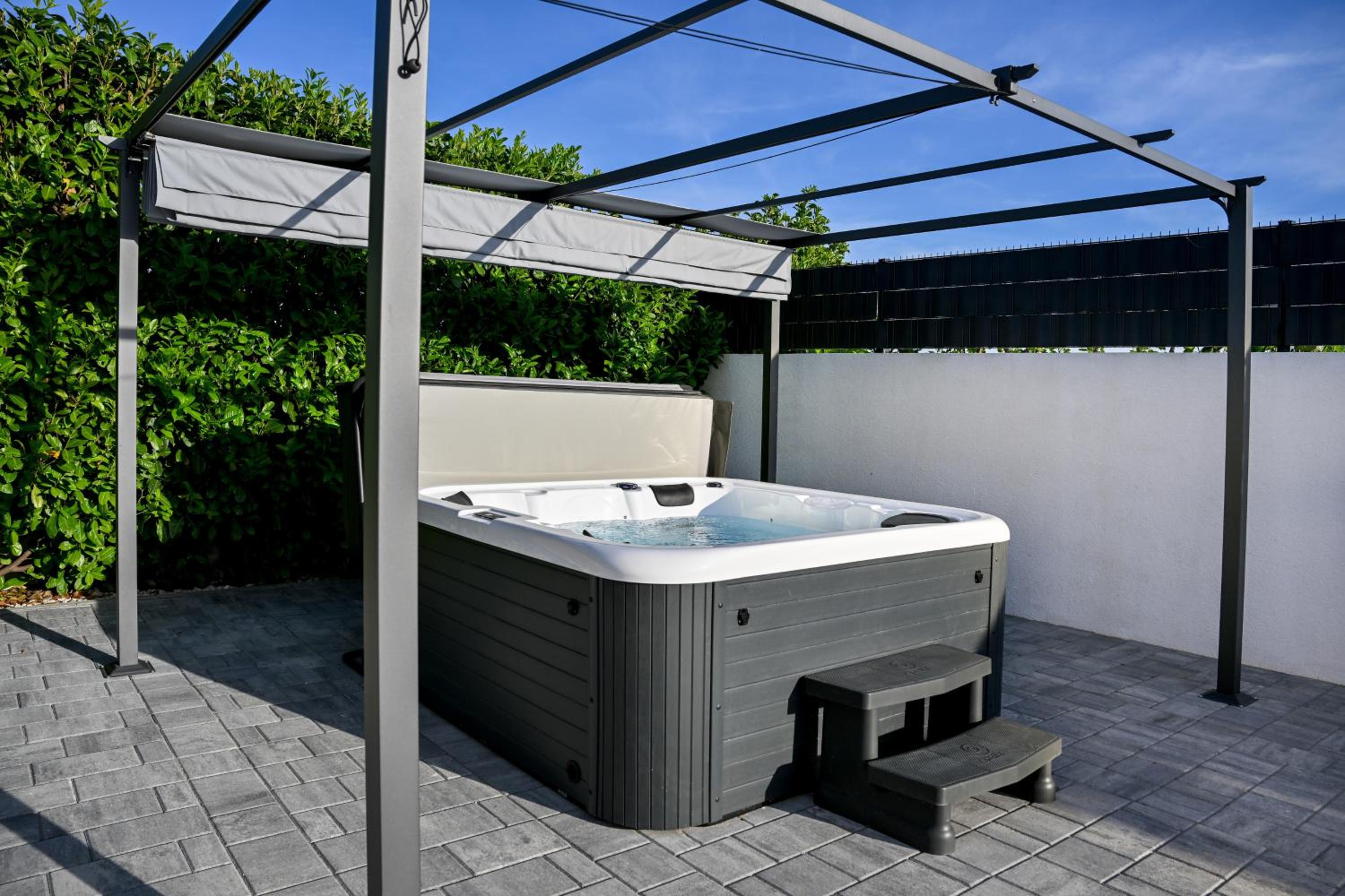 Holiday home Aprilis with pool, jacuzzi and sauna view 3